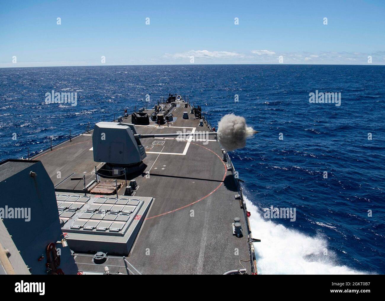 210624-N-CZ893-1054 OCÉAN PACIFIQUE (le 24 juin 2021) le destroyer à missiles guidés de la classe Arleigh Burke USS Howard (DDG 83) tire son fusil Mark de 45 5 pouces lors d'un exercice de tir en direct le 24 juin 2021. Howard mène actuellement des opérations maritimes de routine dans la 3e flotte des États-Unis. Banque D'Images