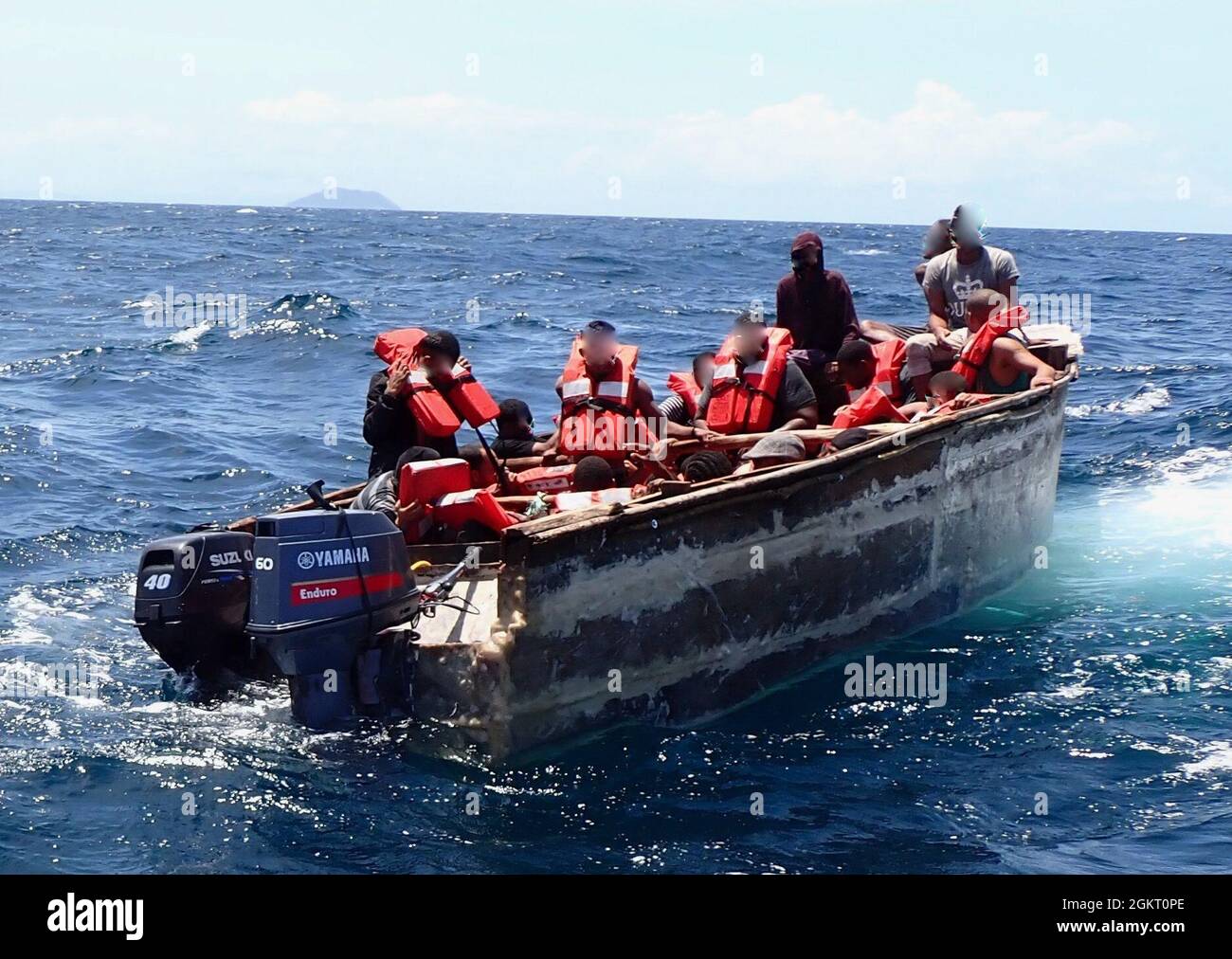 Un voyage illégal est interdicté par le Cutter de la Garde côtière Joseph Tezanos près de l'île Desecheo, Porto Rico le 24 juin 2021. L'équipage du Cutter Joseph Tezanos a rapatrié 38 migrants de cette affaire en République dominicaine le 25 juin 2021. L'interdiction est le résultat des efforts en cours déployés par les organismes partenaires du Groupe d'interagences frontalières des Caraïbes (CBIG) à Porto Rico pour lutter contre la contrebande illégale de migrants. Banque D'Images