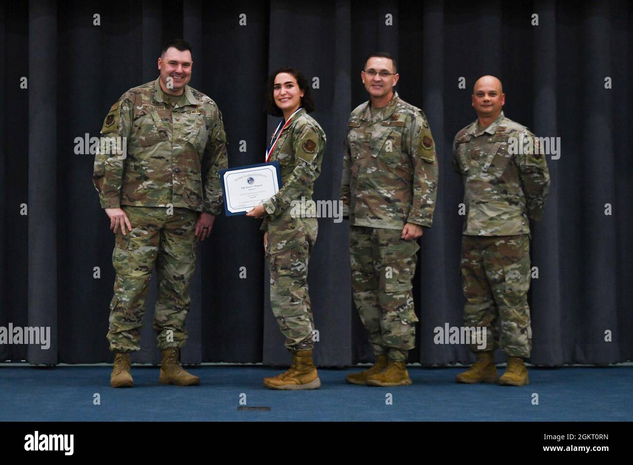 Les diplômés de la classe 21-5 de l'école de leadership Airman reçoivent leurs diplômes lors de la cérémonie de remise des diplômes de la SLA à la base aérienne de Barksdale, en Louisiane, le 24 juin 2021. Banque D'Images