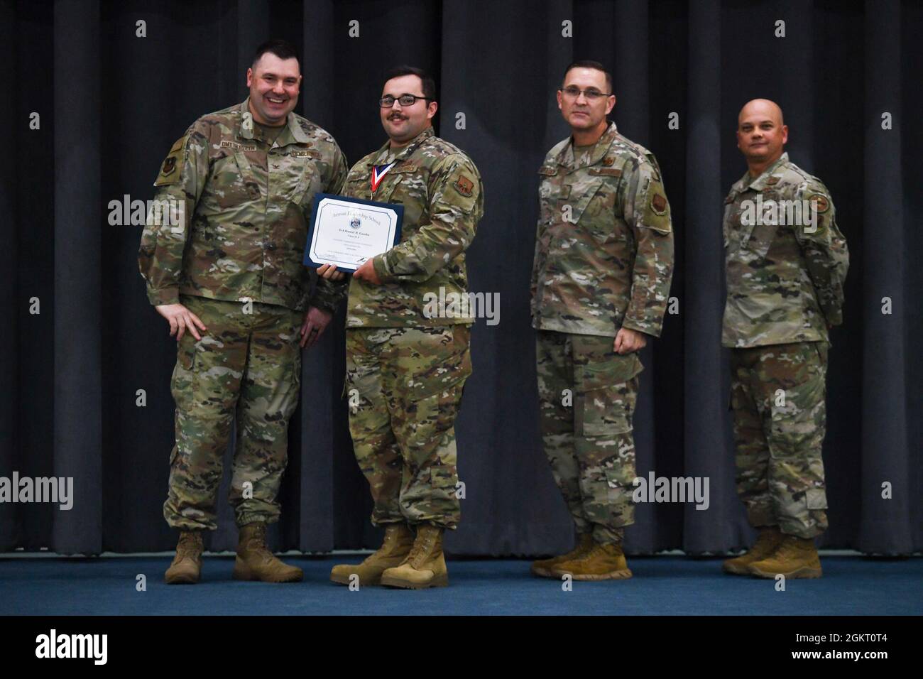 Les diplômés de la classe 21-5 de l'école de leadership Airman reçoivent leurs diplômes lors de la cérémonie de remise des diplômes de la SLA à la base aérienne de Barksdale, en Louisiane, le 24 juin 2021. Banque D'Images