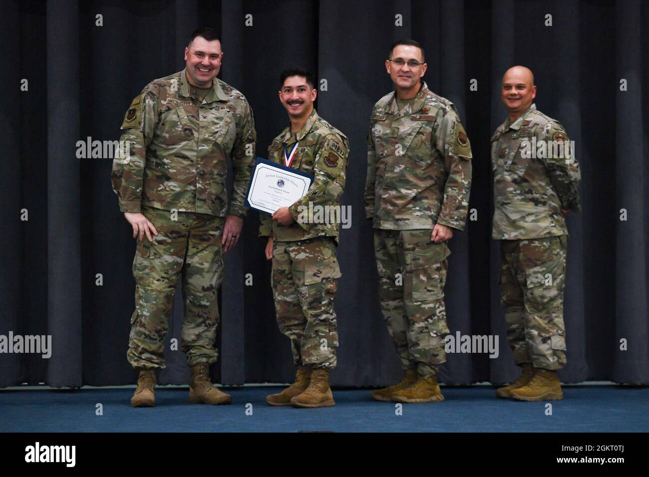 Les diplômés de la classe 21-5 de l'école de leadership Airman reçoivent leurs diplômes lors de la cérémonie de remise des diplômes de la SLA à la base aérienne de Barksdale, en Louisiane, le 24 juin 2021. Banque D'Images