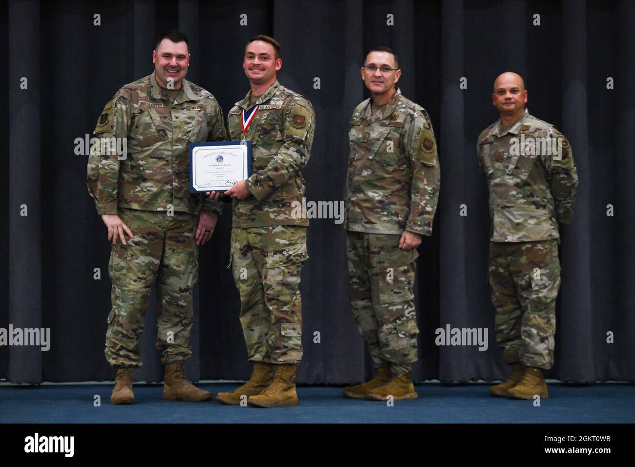 Les diplômés de la classe 21-5 de l'école de leadership Airman reçoivent leurs diplômes lors de la cérémonie de remise des diplômes de la SLA à la base aérienne de Barksdale, en Louisiane, le 24 juin 2021. Banque D'Images