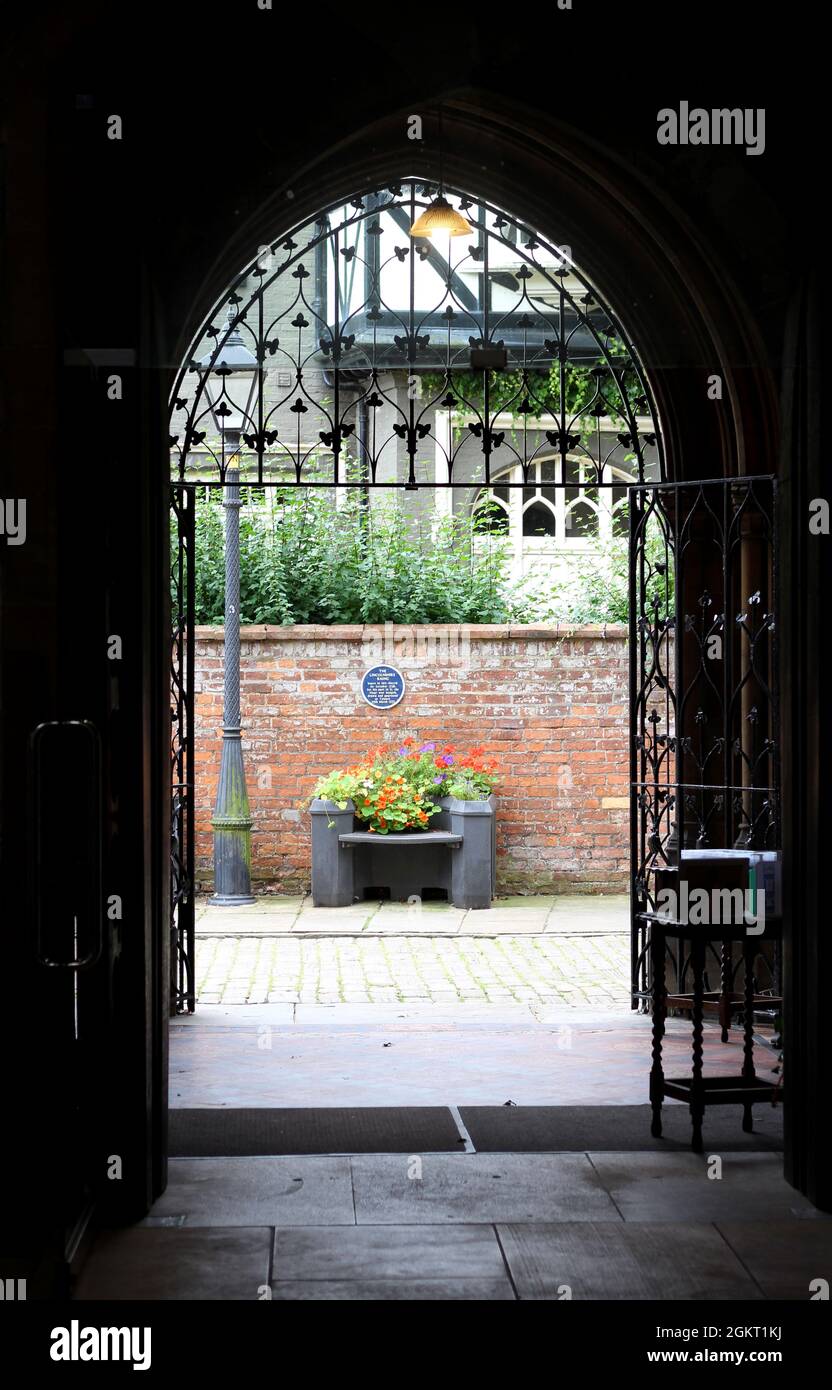 Vue à travers la porte ornée de l'église Saint-Jacques à Louth jusqu'aux jardinières à l'extérieur. Louth, Lincolnshire Banque D'Images