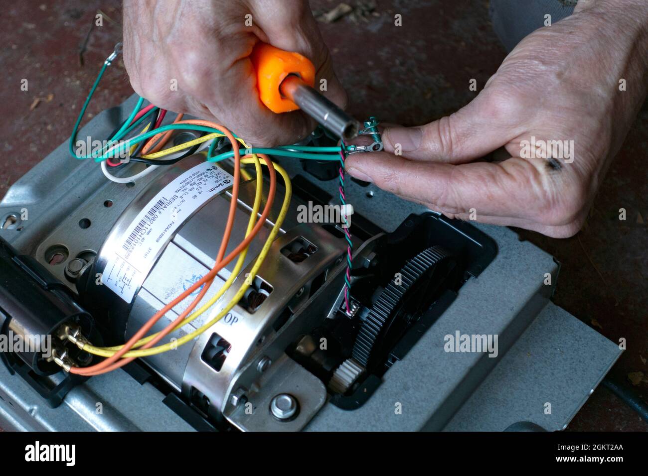 Réparation du câblage du moteur sur l'ouvre-porte de garage. St Paul Minnesota MN États-Unis Banque D'Images