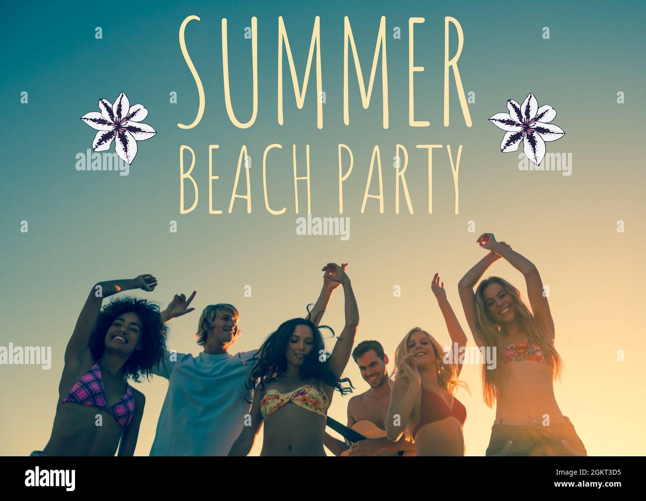 Soirée d'été sur la plage texte sur un groupe d'amis appréciant à la plage Banque D'Images