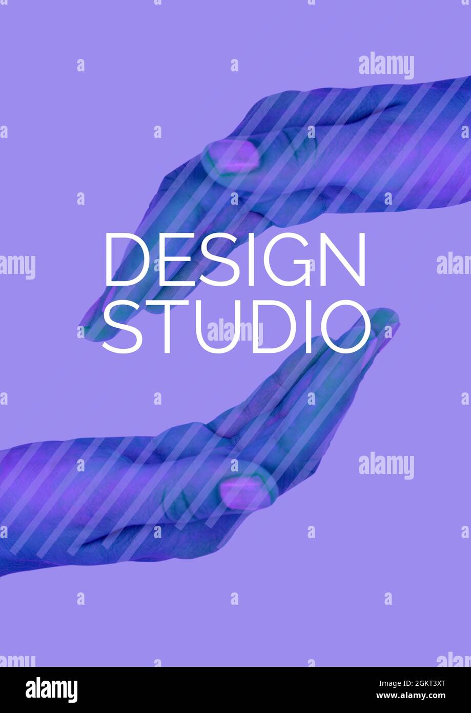 Image générée numériquement du texte du studio de conception sur deux mains, sur fond violet Banque D'Images