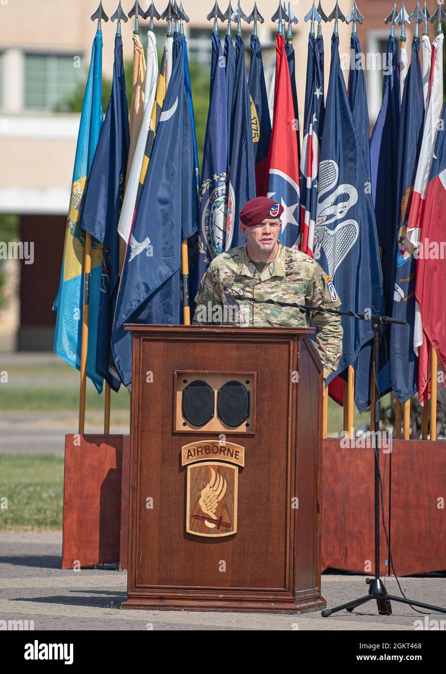Kenneth J. Burgess, commandant sortant de la 173e Brigade aéroportée, s'adresse aux troupes lors de la cérémonie de passation de commandement de la 173e Brigade aéroportée à Caserma Del DIN, Vicenza, Italie, le 24 juin 2021. La 173e Brigade aéroportée est la Force d’intervention en cas d’urgence de l’armée américaine en Europe, fournissant des forces rapidement déployables aux États-Unis les domaines de responsabilité de l’Europe, de l’Afrique et du Commandement central. Déployable en Italie et en Allemagne, la brigade s'entraîne régulièrement aux côtés des alliés et partenaires de l'OTAN pour établir des partenariats et renforcer l'alliance. Banque D'Images