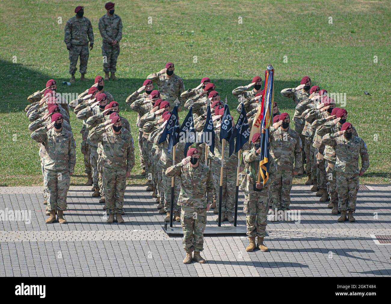Les parachutistes de l'armée américaine affectés à la 173e Brigade aéroportée rendent hommage lors de la cérémonie de passation de commandement de la brigade à Caserma Del DIN, Vicence, Italie, le 24 juin 2021. La 173e Brigade aéroportée est la Force d’intervention en cas d’urgence de l’armée américaine en Europe, fournissant des forces rapidement déployables aux États-Unis les domaines de responsabilité de l’Europe, de l’Afrique et du Commandement central. Déployable en Italie et en Allemagne, la brigade s'entraîne régulièrement aux côtés des alliés et partenaires de l'OTAN pour établir des partenariats et renforcer l'alliance. Banque D'Images