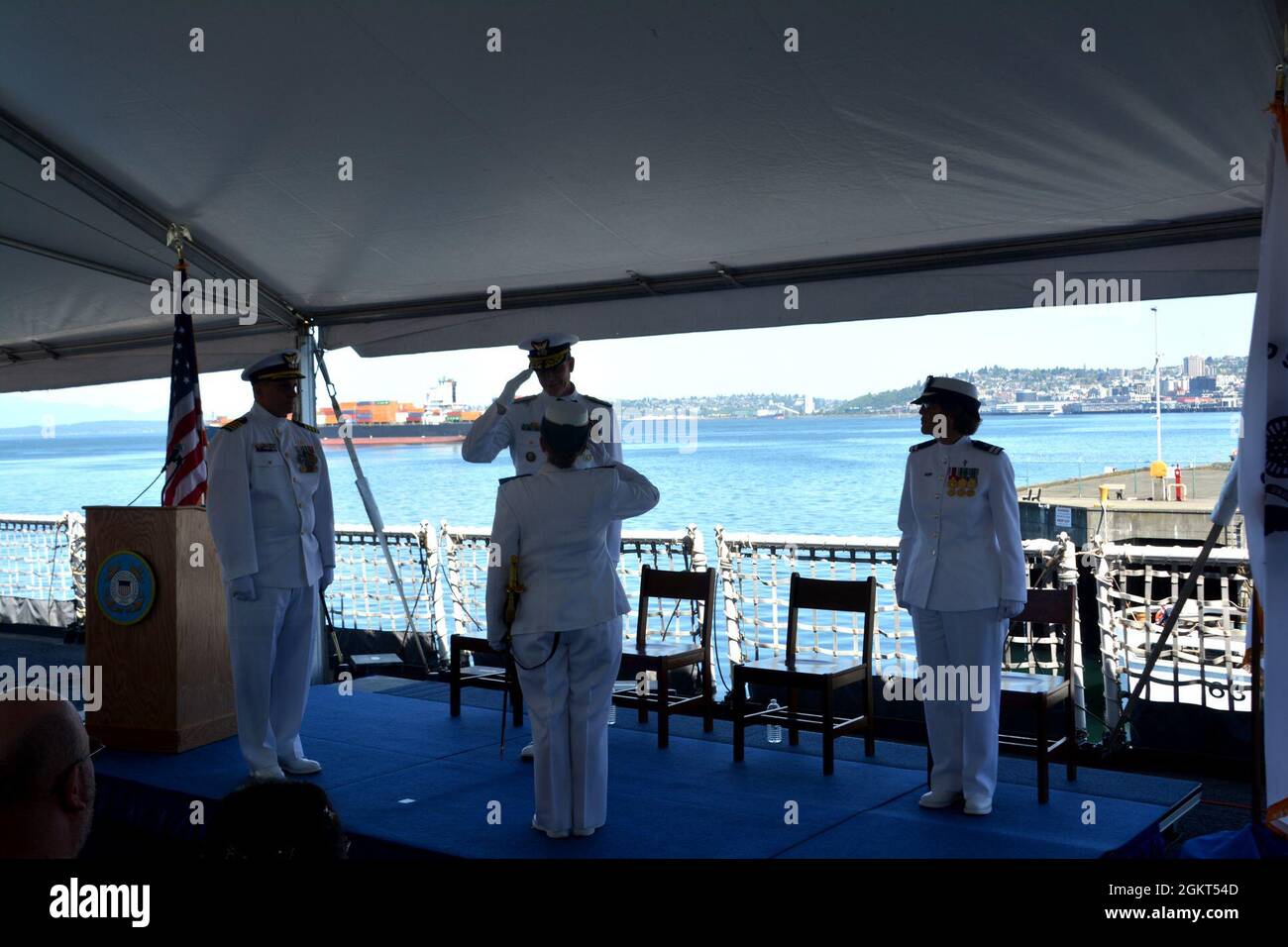 ADM. Arrière du garde-côtes Peter W. Gautier, commandant par intérim, U.S. Coast Guard Pacific Area and Defence Forces West, salue le capitaine Mary Ellen J. Durley lors de la cérémonie de changement de commandement de la Garde côtière Healy (WAGB 20) à bord du cutter amarré à la base de Seattle, le 25 juin 2021. Le Capt Kenneth J. Boda a soulagé Durley en tant que commandant de Healy pendant la cérémonie. Banque D'Images