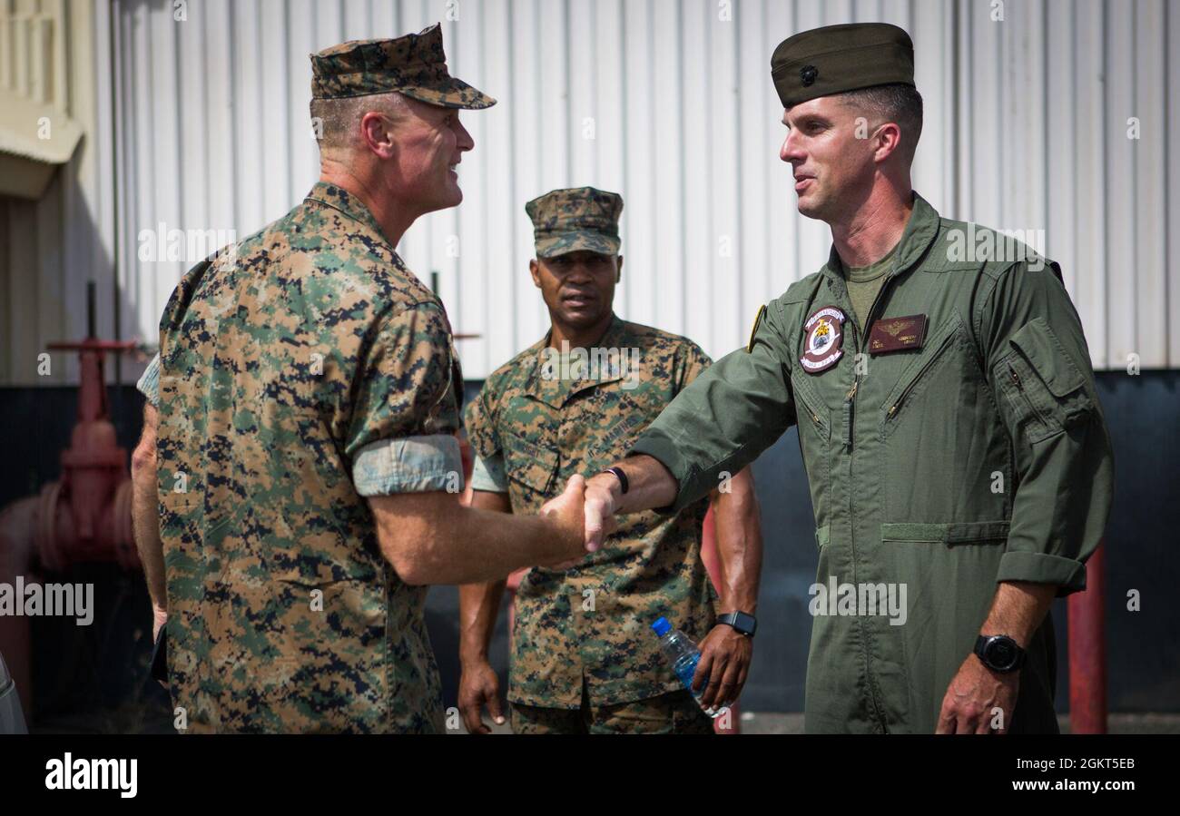 Le lieutenant-général Steven R. Rudder, commandant général des Forces maritimes du Pacifique, accueille le commandant et le sergent-major de l'escadron d'attaque des chasseurs maritimes (AFMV) 323, le lieutenant-colonel Justin C. Grissom (à droite) et le sergent. Le Maj. Corey O. Wright (au centre) à la base du corps des Marines à Hawaï, le 21 juin 2021. VMFA-323 effectue actuellement des opérations de routine dans la 3e flotte américaine. Banque D'Images