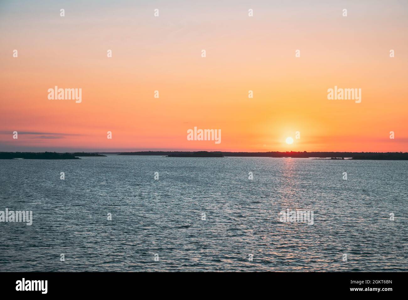 Suède. Magnifique vue sur la mer au coucher du soleil. Soleil au-dessus de l'archipel des îles Rocheuses. Soirée d'été ensoleillée Banque D'Images