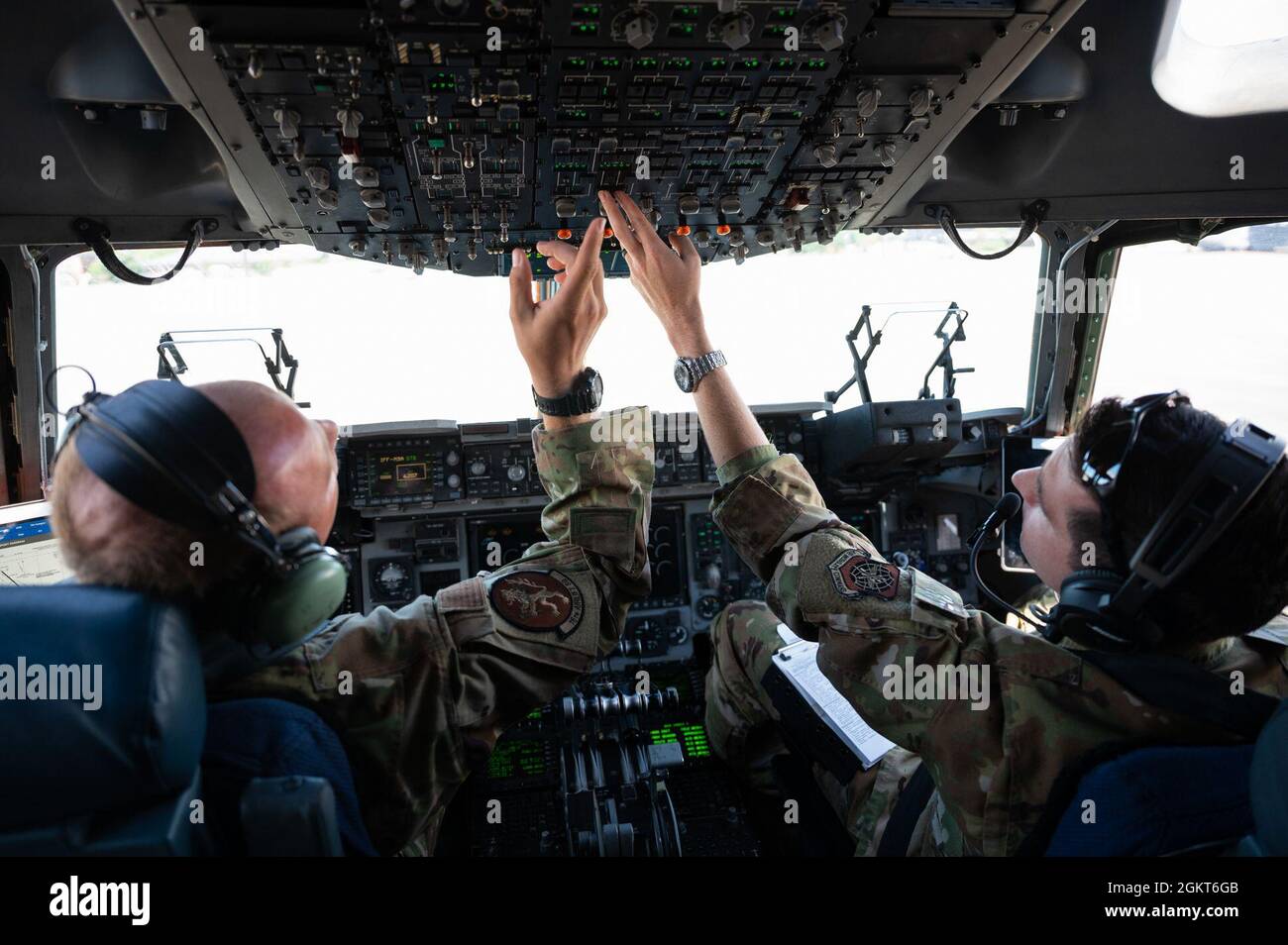 Le capitaine de la US Air Force Justin Schoof (à gauche) et le Maj Daniel Ryan (à droite), pilotes du 16e Escadron de transport aérien C-17A Globemaster III, effectuent des vérifications avant le vol de l'avion avant de mener une sortie d'entraînement locale à la base conjointe Charleston (Caroline du Sud), le 25 juin 2021. Le C-17 est l'avion cargo le plus souple de la force de transport aérien, capable de livrer rapidement et de façon stratégique des troupes et de tous les types de cargaison vers les bases d'exploitation principales ou directement vers les bases de l'aire de déploiement. Banque D'Images