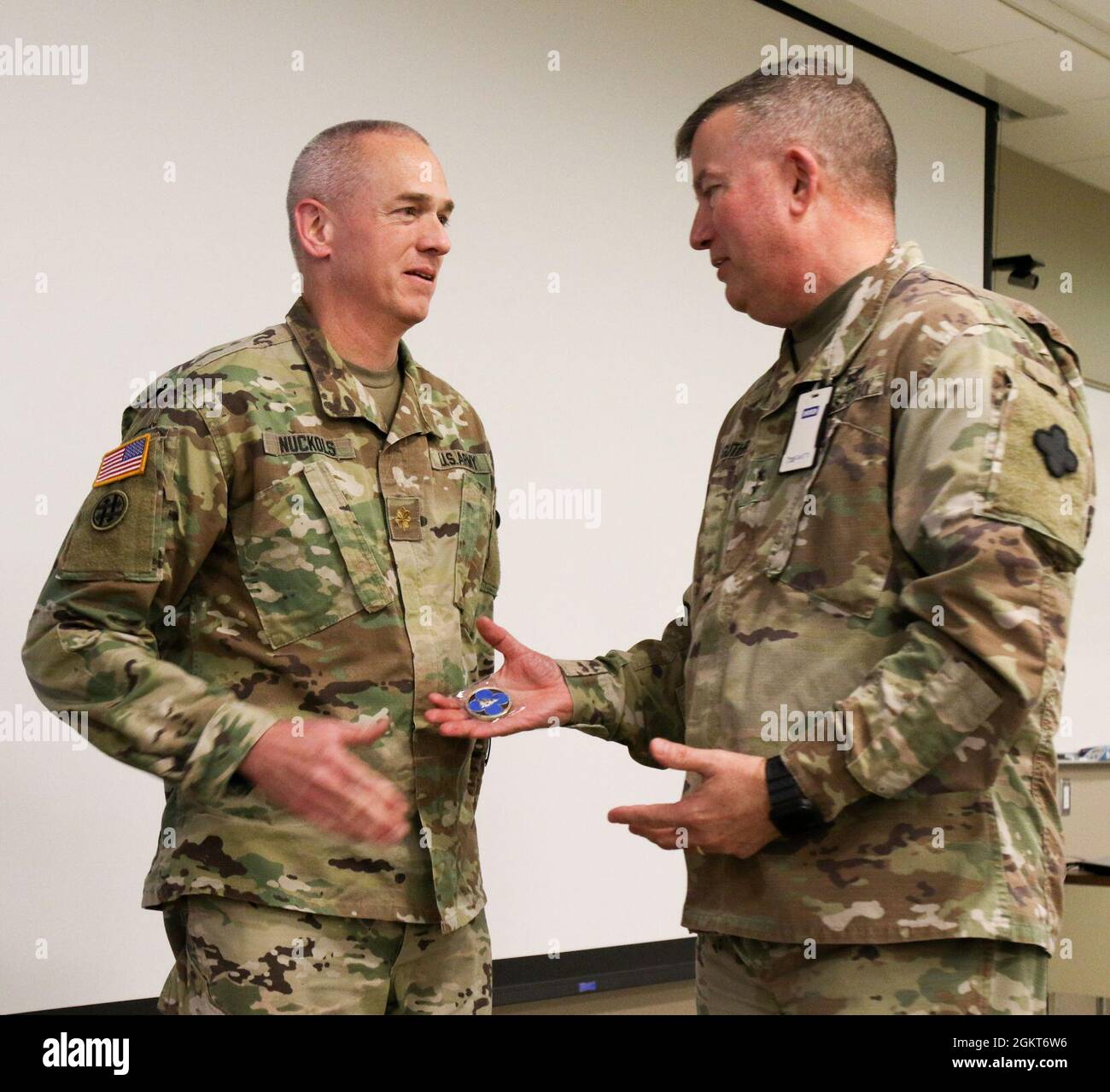 Le major Stephen Nuckols, à gauche, chef de projet, 88e Division de préparation, se met la main au général Darrell J. Guthrie, commandant général de la 88e RD, après avoir reçu une pièce pour son travail visant à assurer le succès du comité de coordination des effets organisé par la 88e RD à fort Snelling, Minnesota, les 24 et 25 juin. La BCE est un effort concerté des quatre divisions de préparation de la Réserve de l'Armée de terre pour partager les meilleures pratiques et la meilleure façon de travailler ensemble pour fournir la meilleure assistance possible aux soldats de la Réserve de l'Armée de terre dans leurs régions respectives. Banque D'Images