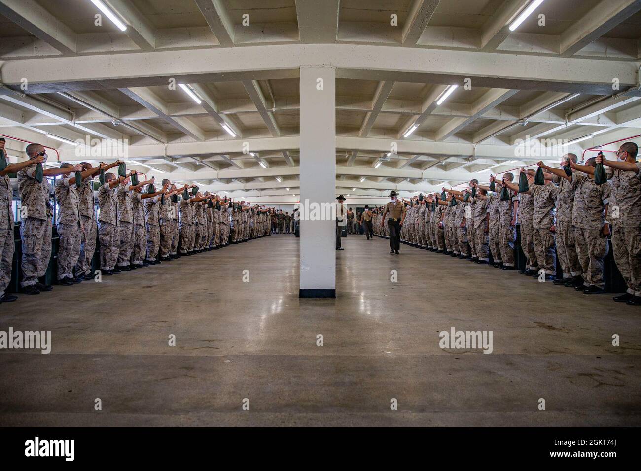 De nouvelles recrues de la Delta Company, 1er Bataillon d'instruction des recrues, participent au processus de prise en charge au Marine corps Recruit Depot, San Diego, 25 juin 2021. Les recrues ont été présentées à leurs instructeurs de forage et ont appris leurs règles et leurs attentes en matière de formation des recrues. Banque D'Images