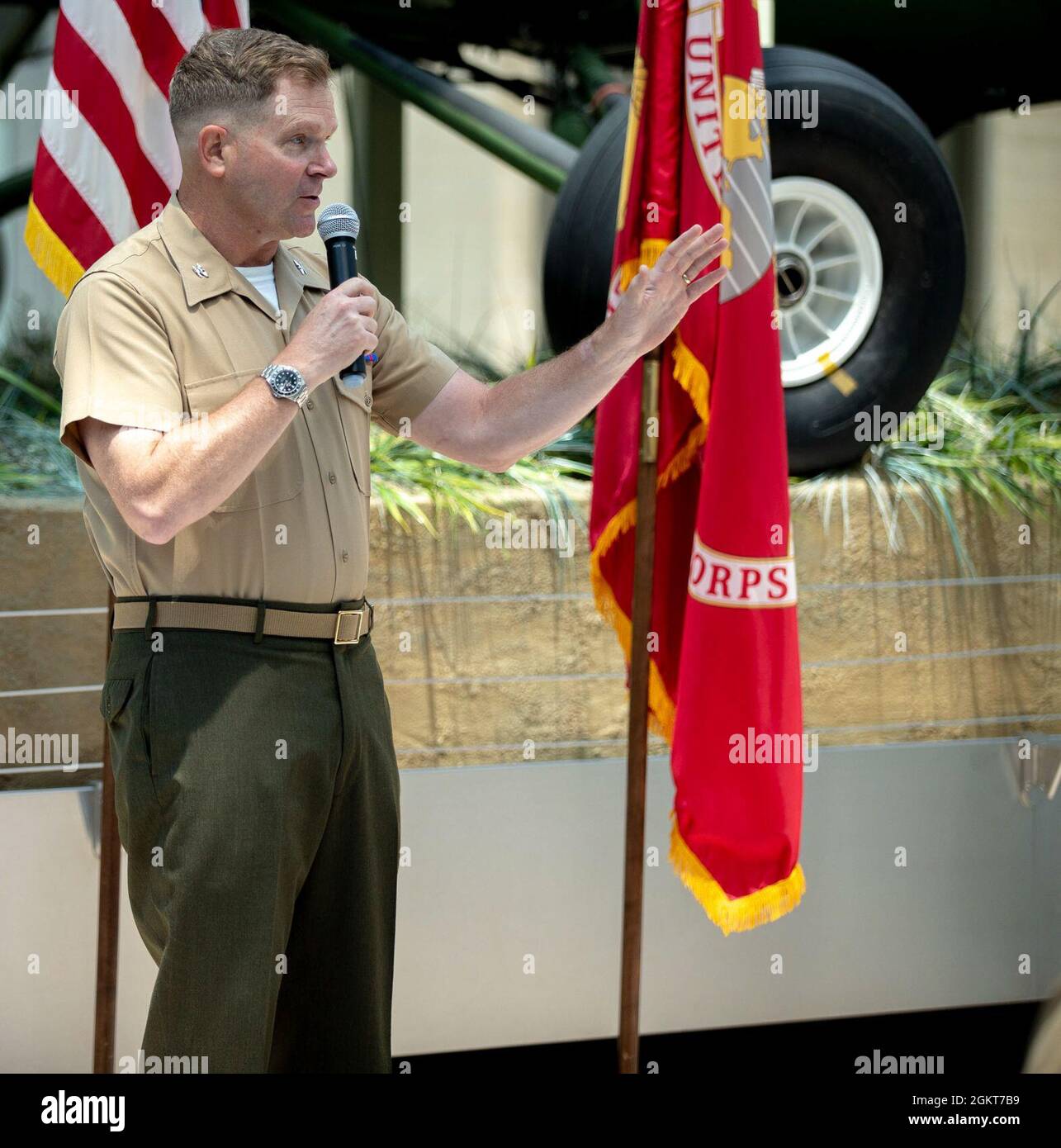 Le colonel Scott Stebbins (ret.) du corps des Marines des États-Unis, directeur de la division information Warfare, Marine corps combat Development Command, s’adresse au public lors de la cérémonie de retraite du lieutenant-colonel Amanda A. Coleman au Musée national du corps des Marines à Quantico, en Virginie, le 25 juin 2021. Coleman, chef de branche de commandement et de contrôle au sol, développement et intégration au combat, prend sa retraite après 20 ans de service fidèle. Banque D'Images