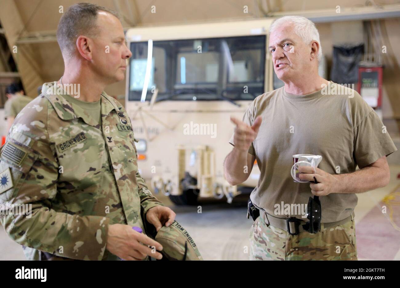 Le commandant de la Force opérationnelle Phoenix, le colonel Alan Gronewold, à gauche, a une conversation sur les calendriers d'entretien avec l'adjudant-chef 5 David Harvey, officier de soutien-Air (SPO Air) de la Compagnie de soutien du quartier général, 640e Bataillon de soutien de l'aviation à Camp Buehring (Koweït). Banque D'Images