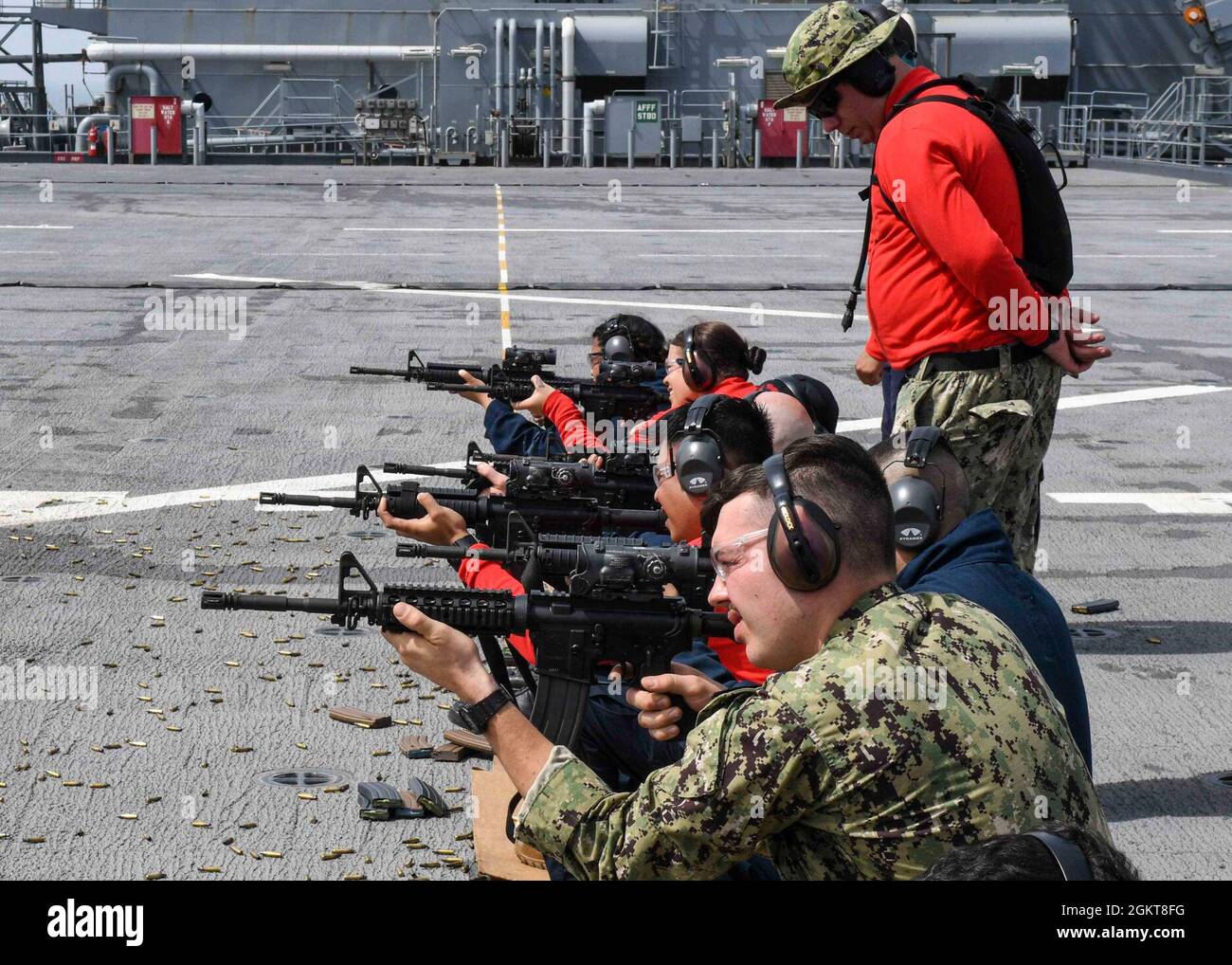 OCÉAN ATLANTIQUE (26 JUIN 2021) des marins participent à un cours de qualification de fusil M4 sur le pont de vol à bord de la base maritime expéditionnaire USS Hershel “Woody” Williams (ESB 4) dans l’océan Atlantique, le 26 juin 2021. Hershel « Woody » Williams est en cours de déploiement prévu dans la zone d'opérations de la Sixième flotte américaine pour soutenir les intérêts nationaux et la sécurité des États-Unis en Europe et en Afrique. Banque D'Images