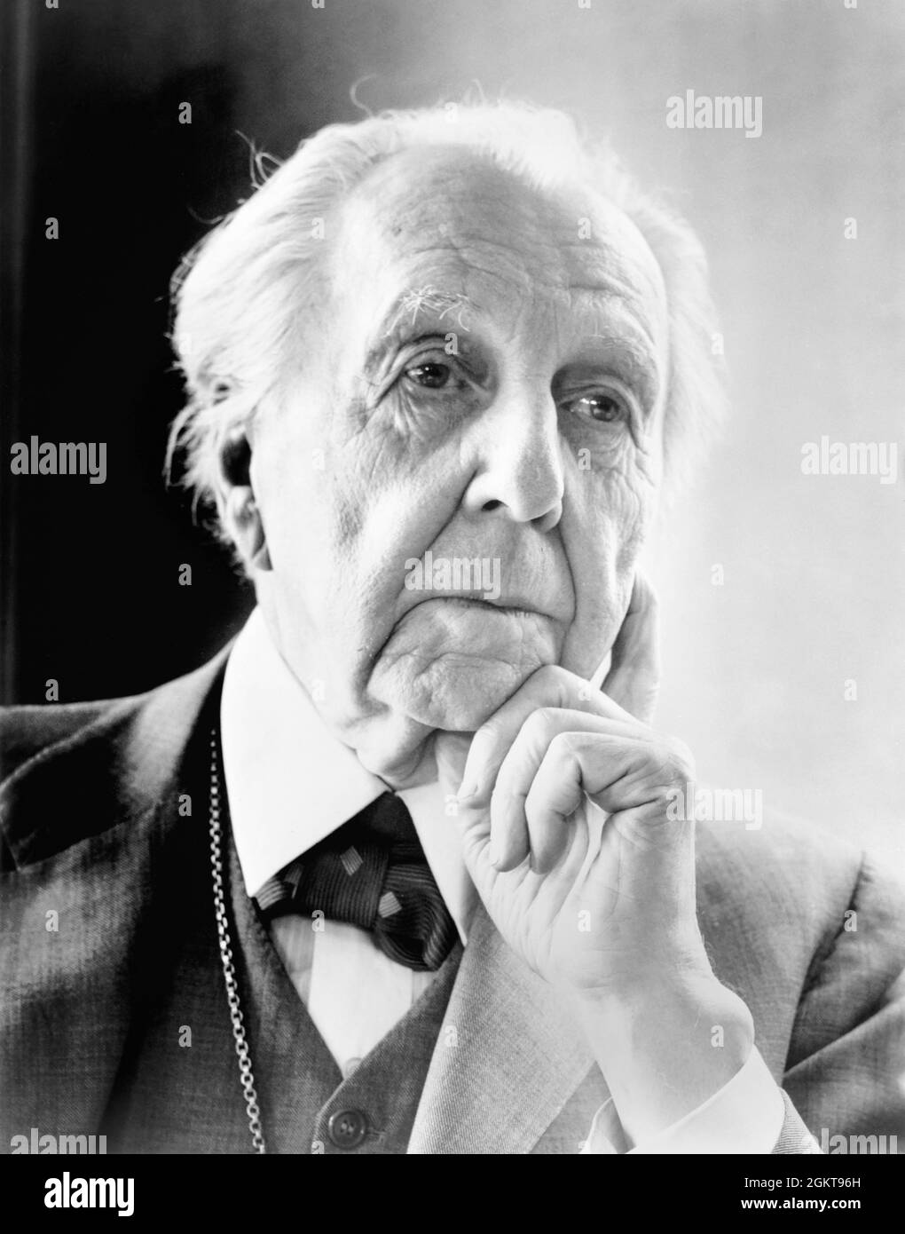 Frank Lloyd Wright (1867-1959), architecte américain pionnier du mouvement scolaire des Prairies, dans un portrait de 1954. Wright serait plus tard reconnu (en 1991) par l'Institut américain des architectes comme « le plus grand architecte américain de tous les temps ». Banque D'Images