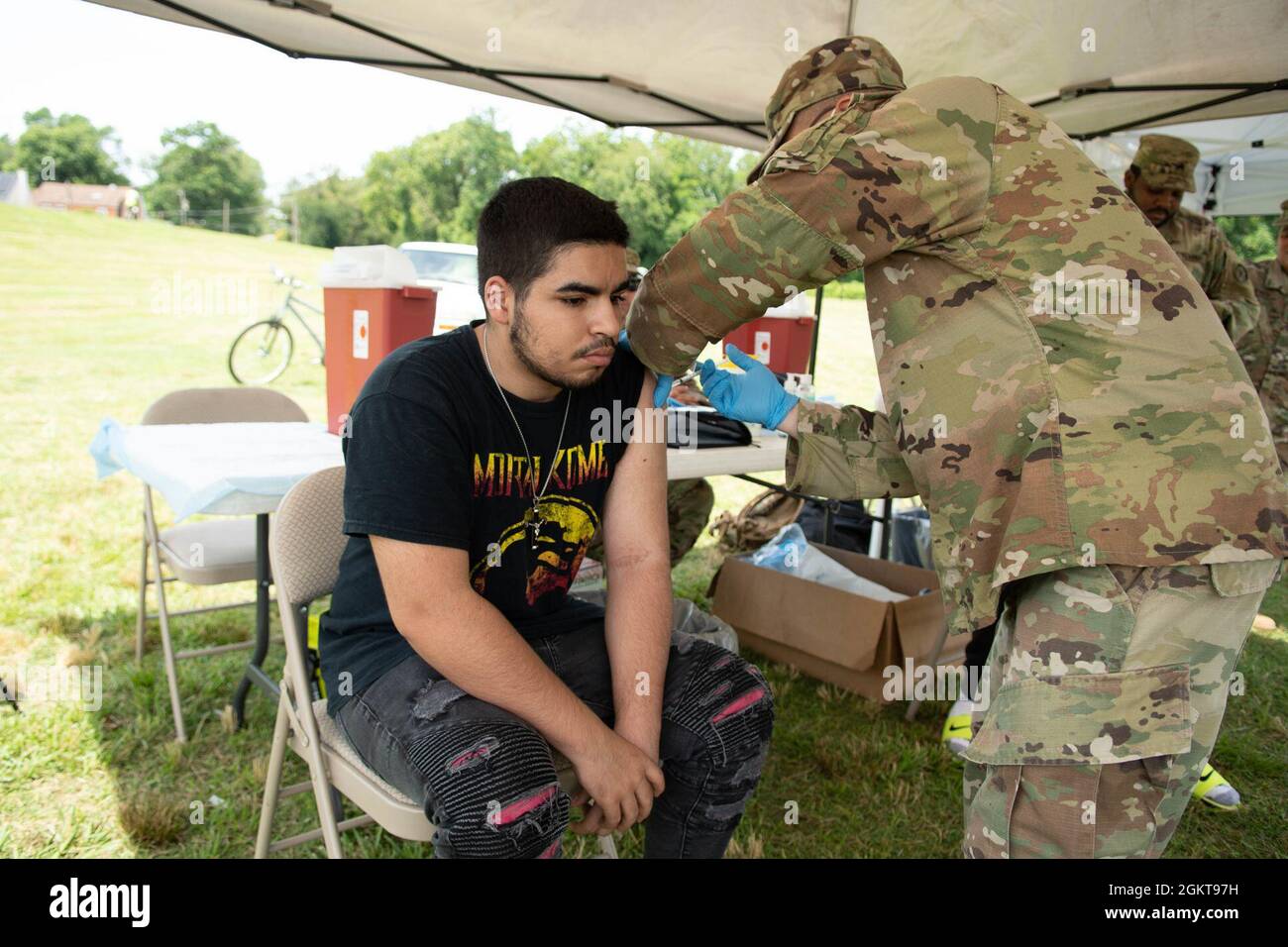 Les membres de la garde nationale de l’armée du Maryland, membres de la GVaccine Equity Task Force, et du service de police de Cottage City et membres de son programme d’explorateur de police, se réunissent pour un événement de vaccination à Cottage City, Maryland, le 26 juin 2021. Cottage City PD a fourni l'emplacement ainsi qu'un interprète. Il s'agissait de la deuxième collaboration entre les deux entités pour répartir l'équité entre l'État du Maryland. Brig. De l'armée américaine Le général Birckhead, commandant du MDARNG, dirige le VETF, une initiative visant à promouvoir un accès équitable au vaccin COVID-19 dans tout le Maryland. Banque D'Images