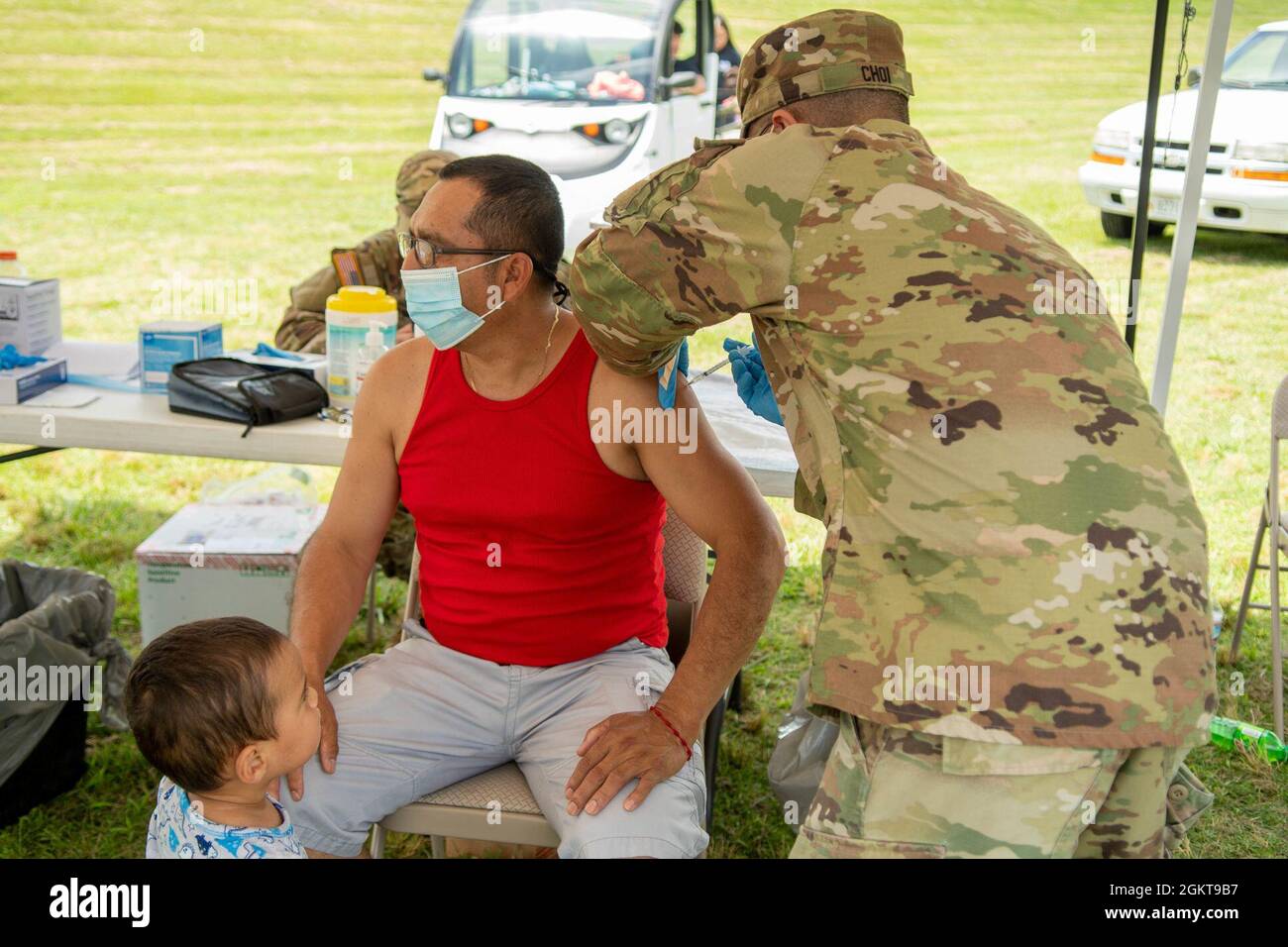 Les membres de la garde nationale de l’armée du Maryland, membres de la GVaccine Equity Task Force, et du service de police de Cottage City et membres de son programme d’explorateur de police, se réunissent pour un événement de vaccination à Cottage City, Maryland, le 26 juin 2021. Cottage City PD a fourni l'emplacement ainsi qu'un interprète. Il s'agissait de la deuxième collaboration entre les deux entités pour répartir l'équité entre l'État du Maryland. Brig. De l'armée américaine Le général Birckhead, commandant du MDARNG, dirige le VETF, une initiative visant à promouvoir un accès équitable au vaccin COVID-19 dans tout le Maryland. Banque D'Images