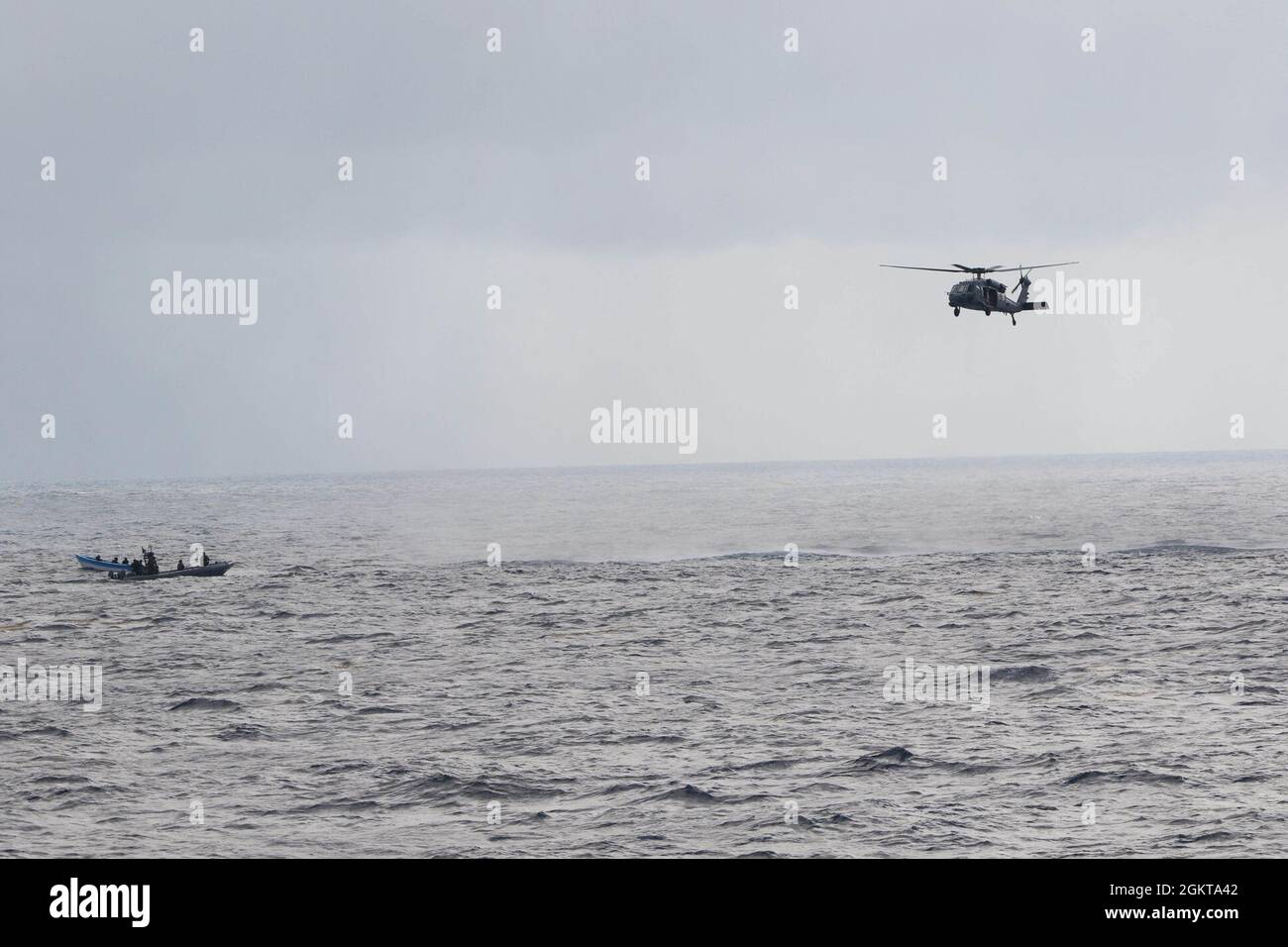 210626-N-N3764-0106 MER DES CARAÏBES - (26 juin 2021) -- le navire de combat littoral Freedom-variant USS Wichita (LCS 13), avec la Garde côtière américaine embarquée Banque D'Images