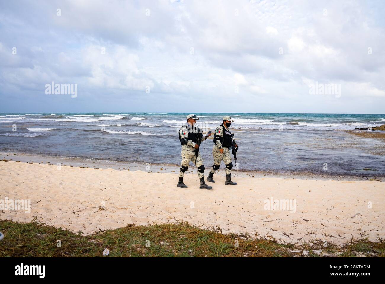 L'armée mexicaine patrouille sur la plage pendant la pandémie du coronavirus Banque D'Images