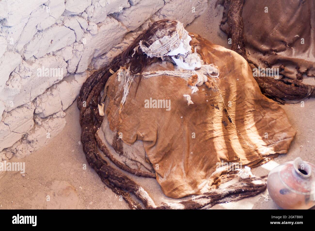 Momie conservée dans un tombeau du cimetière de Chauchilla à Nazca, Pérou Banque D'Images