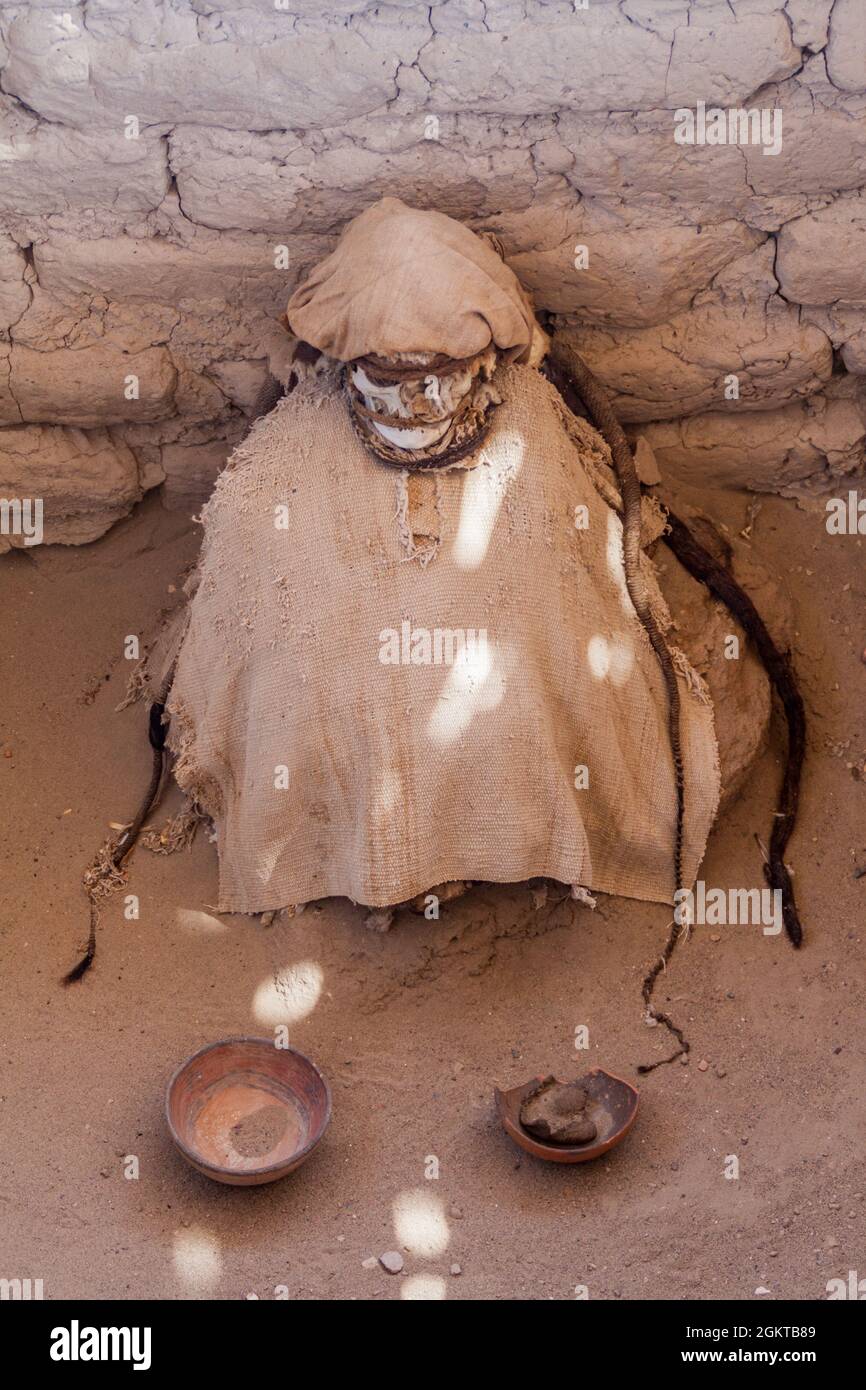 Momie conservée dans un tombeau du cimetière de Chauchilla à Nazca, Pérou Banque D'Images