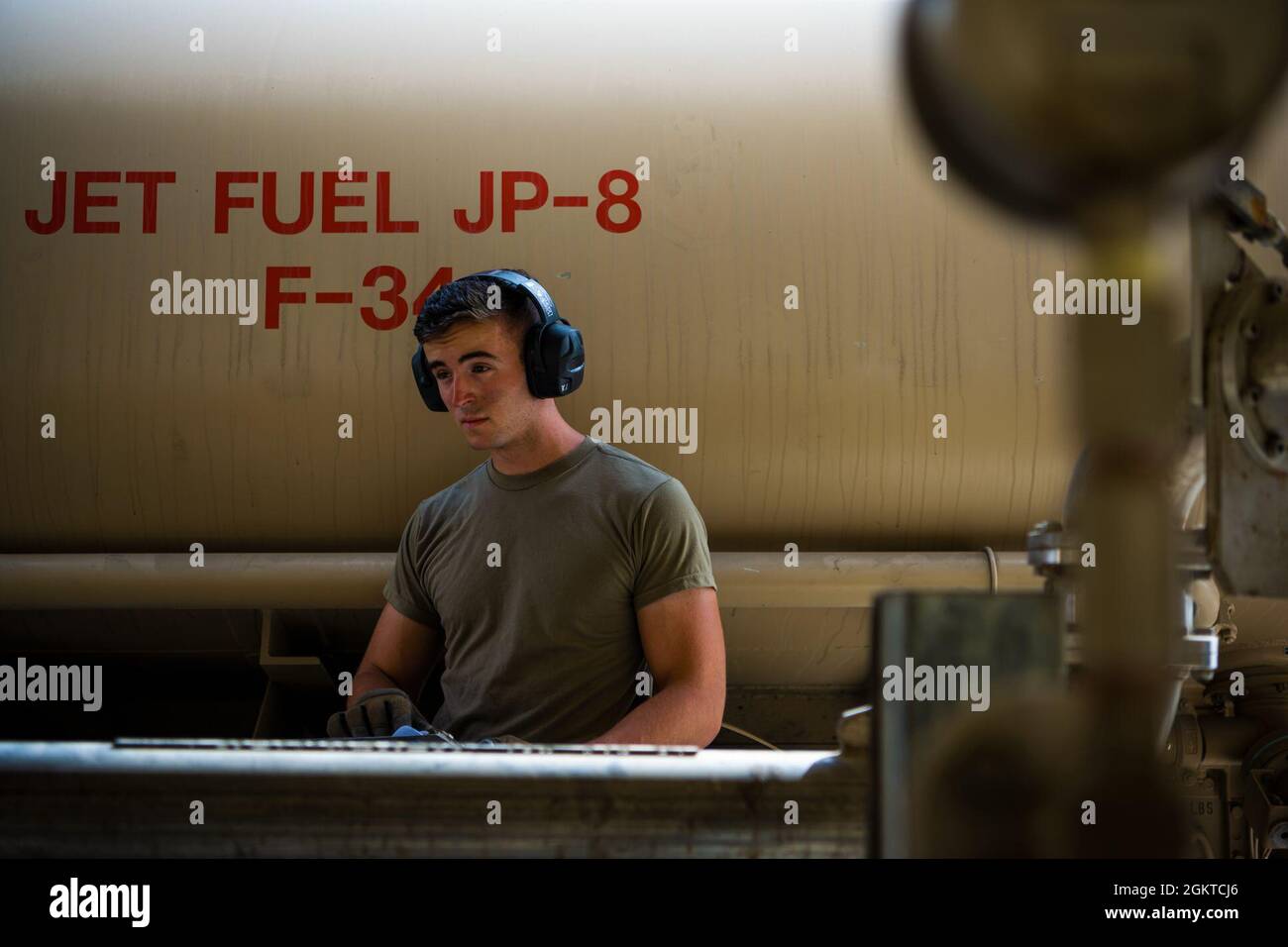 Le chef de la Force aérienne des États-Unis, M. Robert Walddilig, 380e Escadron de préparation à la logistique expéditionnaire, remplit un camion à combustible dans un stand de combustible à la base aérienne Al Dhafra (ADAB), Émirats arabes Unis, le 23 juin 2021. Waldbillig a été déployé à l'ADAB à partir de la base aérienne de Whiteman, au Missouri, où il exerce des fonctions similaires. Banque D'Images