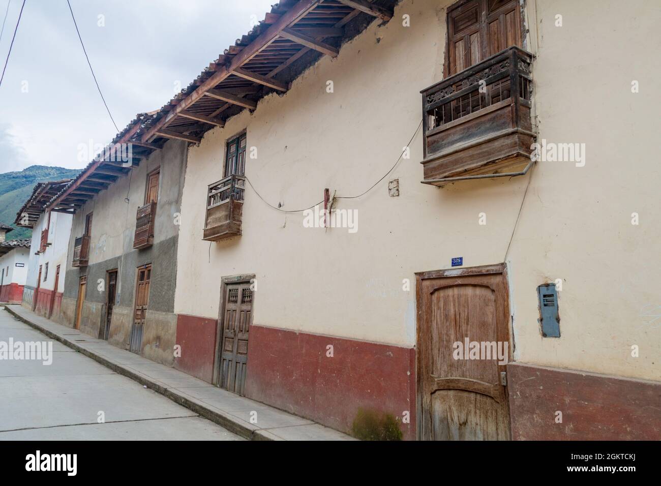 Maisons anciennes dans un village de Leymebamba, au nord du Pérou. Banque D'Images