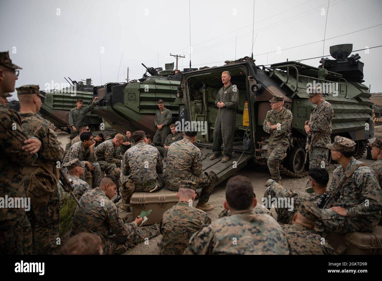 Sergent d'état-major des Marines des États-Unis Nick Gerber, un véhicule d'assaut amphibie AAV-P7/A1 (AAV) avec la Co. B, bataillon des amphibiens d'assaut 3d, 1re Division Marine (1er MARDIV), instruit Marines avec la Co. A, 1er Bataillon, 5e Régiment Marine, 1er MARDIV, sur les capacités et les limites d'un AAV pendant l'entraînement terrestre au camp de base du corps Marine, Pendleton Californie, le 28 juin 2021. Banque D'Images