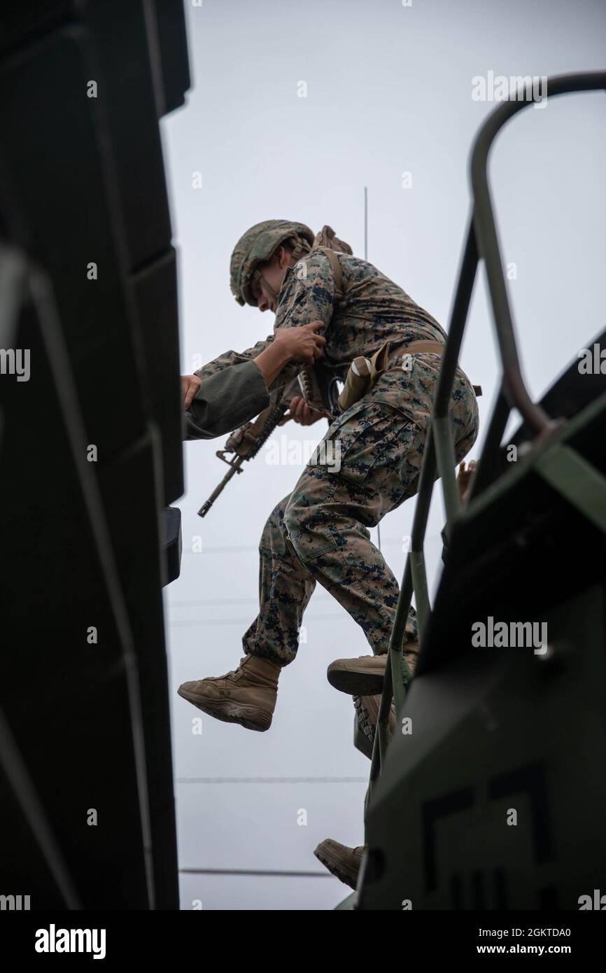 Officier Petty de la marine américaine 2e classe Luis Puente-Krummey, un corpsman avec Co. A, 1er Bataillon, 5e Régiment Marine (1er BN., 5e Marines), 1re Division Marine, transitions entre deux véhicules amphibies AAV-P7/A1 lors d'un exercice d'évacuation au Camp de base du corps Marine Pendleton, Californie, le 28 juin 2021. 1st BN., 5th Marines a effectué des exercices d'évacuation et d'évacuation sur terre pour s'entraîner à de futures opérations d'eau. Banque D'Images