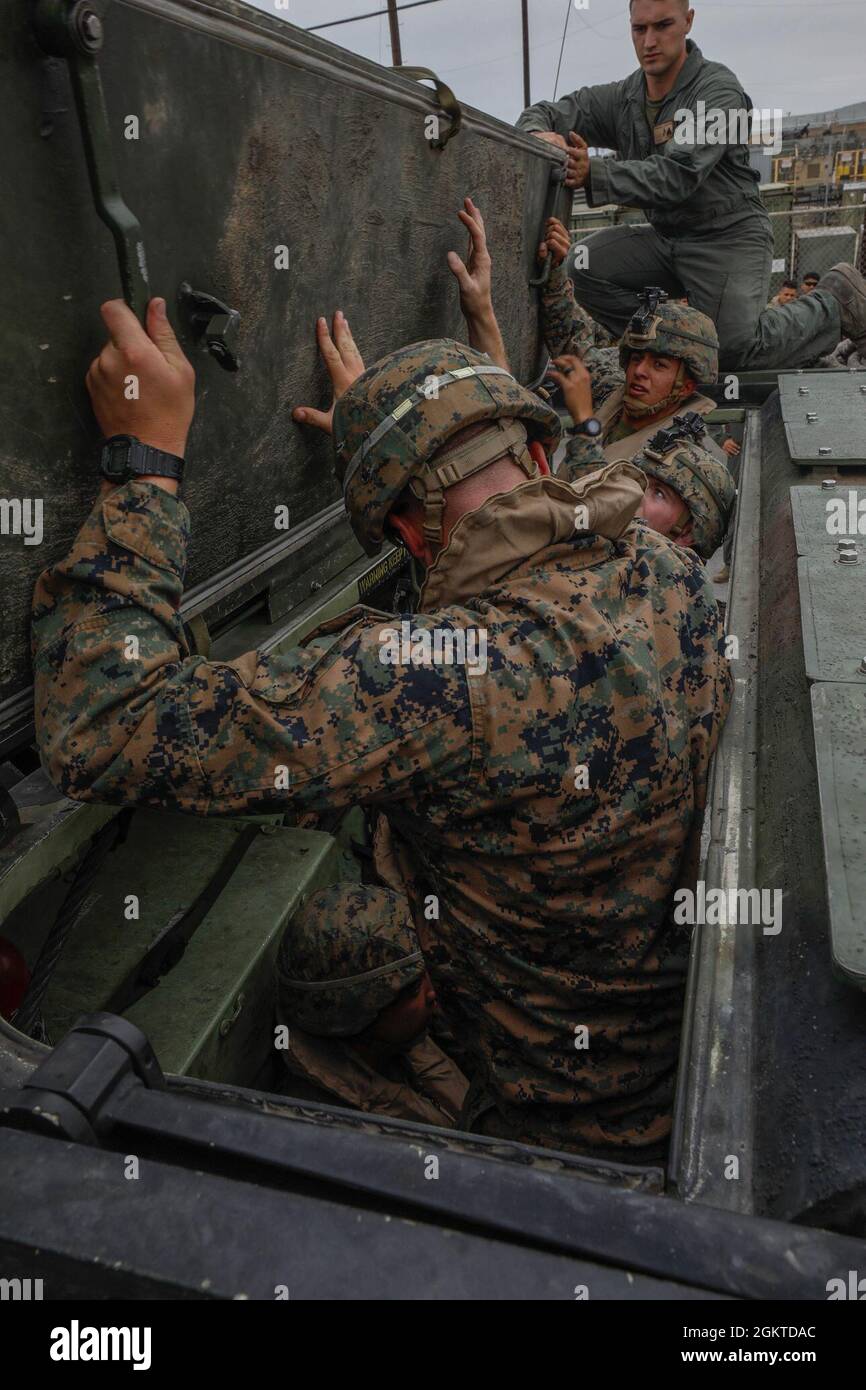 Marines des États-Unis avec Co. A, 1er Bataillon, 5e Régiment de Marine, 1re Division Marine, sortir d'un véhicule d'assaut amphibie AAV-P7/A1 (AAV) pendant l'entraînement terrestre au camp de base du corps de Marine, Pendleton, Californie, le 28 juin 2021. Cette instruction fait partie d'une approche de formation délibérée et progressive conçue pour familiariser Marines avec le protocole, les procédures et les mesures de sécurité de l'AAV. Banque D'Images