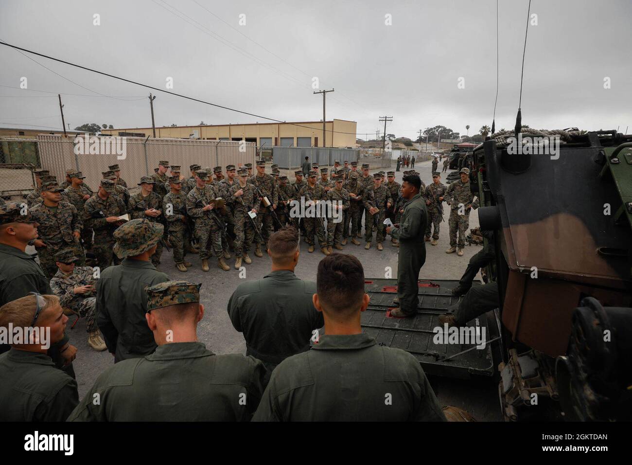 Les Marines des États-Unis avec la Co. A, 1er Bataillon, 5e Régiment de Marine (1er BN., 5e Marines), 1re Division Marine, se réunissent pour un briefing de sécurité lors de l'entraînement des véhicules amphibies d'assaut AAV-P7/A1 (AAV) au camp de base du corps des Marines Pendleton, Californie, le 28 juin 2021. Cette instruction fait partie d'une approche de formation délibérée et progressive conçue pour familiariser Marines avec le protocole, les procédures et les mesures de sécurité de l'AAV. Banque D'Images