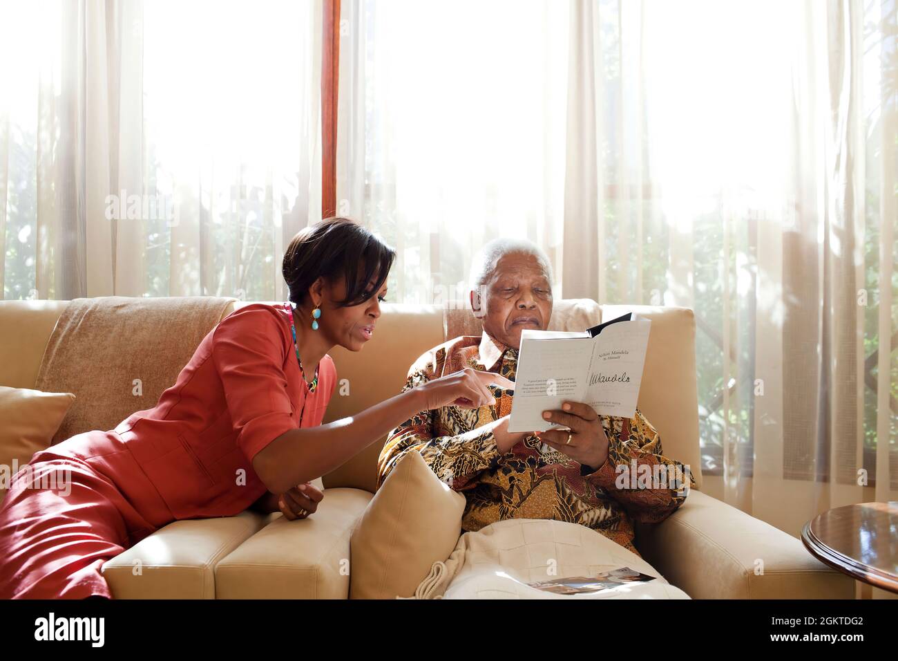 Le 21 juin 2011, 'Samantha Appleton, qui a depuis quitté la Maison Blanche, a photographié la première dame lorsqu'elle a rencontré l'ancien Président Nelson Mandela de l'Afrique du Sud chez Mandela à Houghton, en Afrique du Sud. (Photo officielle de la Maison Blanche par Samantha Appleton) cette photo officielle de la Maison Blanche est disponible uniquement pour publication par les organismes de presse et/ou pour impression personnelle par le(s) sujet(s) de la photo. La photographie ne peut être manipulée d'aucune manière et ne peut pas être utilisée dans des documents commerciaux ou politiques, des publicités, des courriels, des produits, des promotions de quelque manière que ce soit Banque D'Images