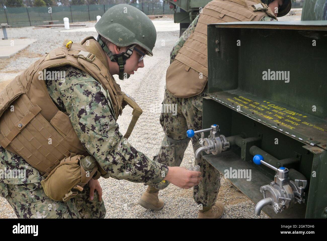 PORT HUENEME, Californie (28 juin 2021) Hôpital Corpsman Silas Vaughn prélève un échantillon d’eau potable pour mesurer le chorine disponible gratuitement afin de s’assurer qu’il est sans danger pour la consommation pendant l’exercice du poste de commandement (CPX) 18 du Bataillon de construction mobile navale (NMCB). CPX est une évolution de formation menée par les bataillons de Seabee pour évaluer leur exercice de préparation à la mission afin de préparer les bataillons aux opérations futures. NMCB 18 les Seabees sont les experts en génie expéditionnaire et en construction du service naval en fournissant des forces d'ingénierie et de construction sur mesure, adaptables et prêtes au combat qui dep Banque D'Images