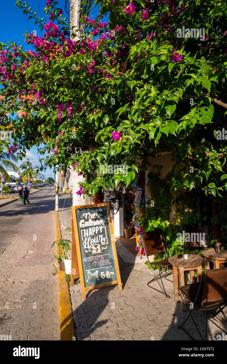 Vider les chaises et les tables du restaurant en plein air avec panneau Banque D'Images