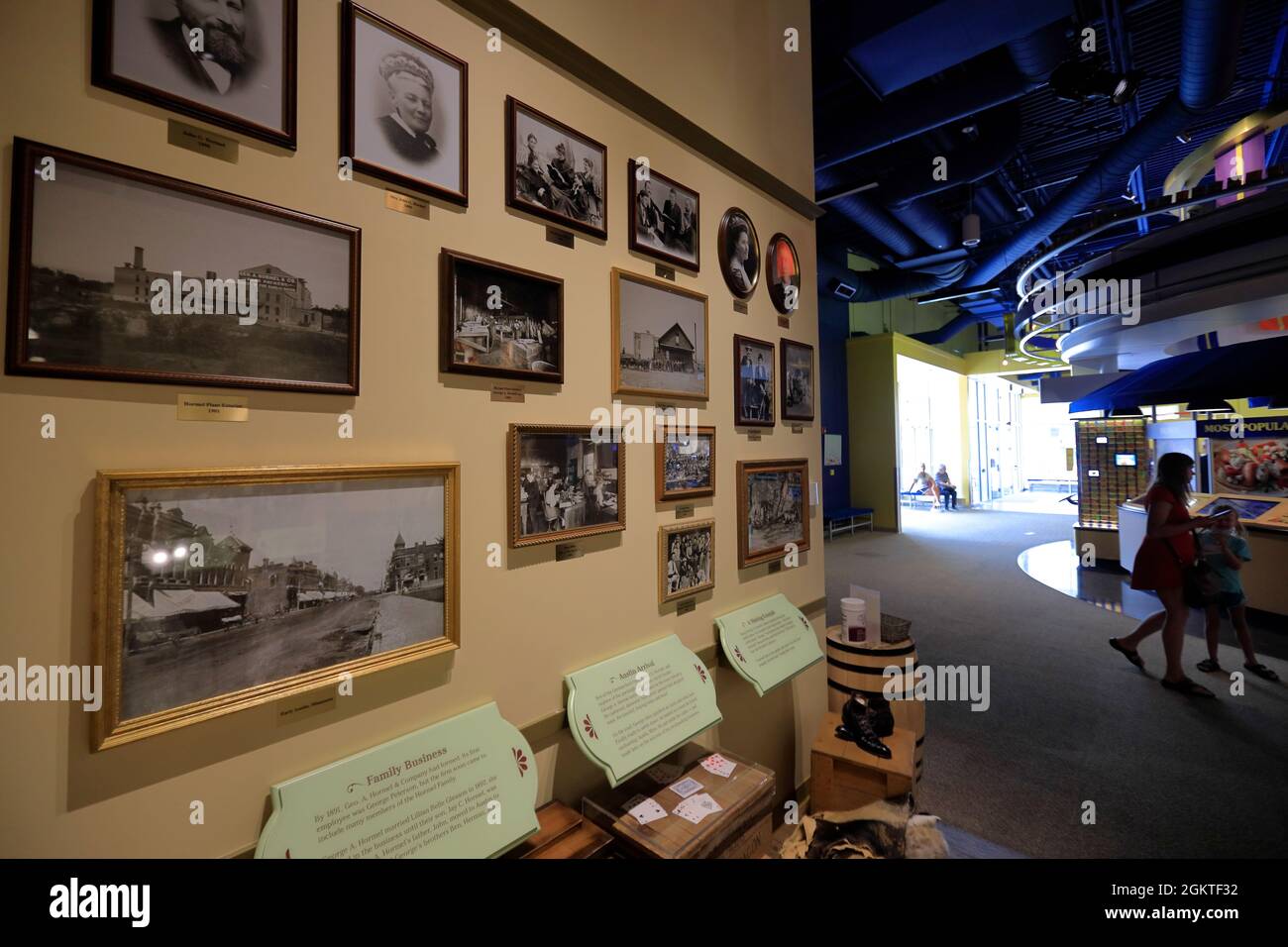 Des photos en noir et blanc montrant l'histoire de Hormel Foods Corporation s'affichent dans Spam Museum.Austin.Minnesota.USA Banque D'Images