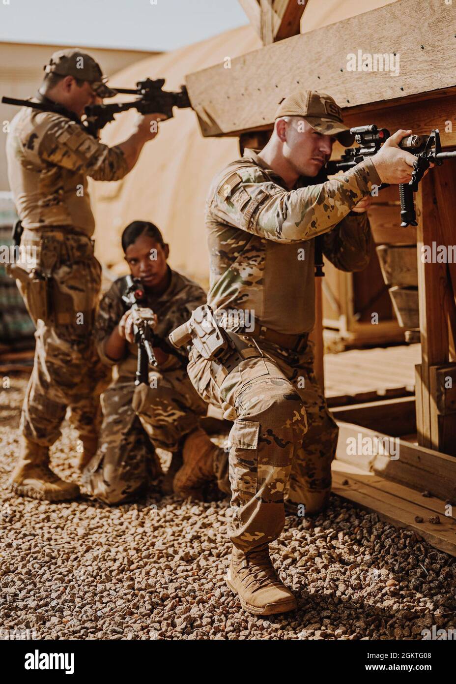 Des aviateurs affectés au 768e Escadron de la base aérienne expéditionnaire les forces de sécurité pratiquent les mouvements de troupes , le 29 juin 2021 à la base aérienne 101, au Niger. Les aviateurs ont été entraînés par le 3e Groupe des forces spéciales de l'armée américaine dans les mouvements des équipes d'incendie, la manipulation d'armes et les passages à niveau de danger Le Commandement de l'Afrique, aux côtés de ses partenaires, s'emploie à renforcer les forces de sécurité africaines, à contrer les menaces transnationales et à mener une réponse aux crises. Banque D'Images