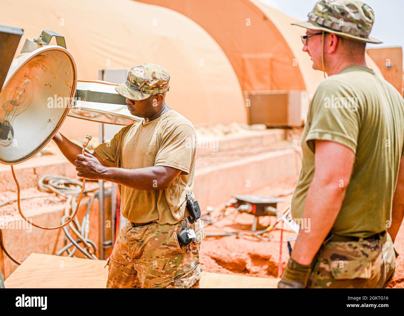 Tech. Sgt. Aundrey Esmie, 768e Escadron de la base aérienne expéditionnaire la production d'électricité du génie civil analyse une lumière brisée, le 27 juin 2021, à la base aérienne 101, au Niger. Ces experts utilisent un vaste éventail de compétences et de connaissances pour tout faire, du démarrage de générateurs portables à l'entretien et à l'exploitation de centrales électriques pour maintenir toutes nos bases en fonctionnement à pleine capacité. Banque D'Images