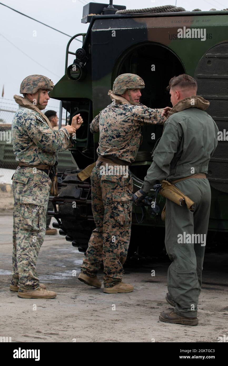 Les Marines des États-Unis, avec le 1er Bataillon, 5e Régiment maritime, 1re Division Marine, embarqueront à bord d'un véhicule amphibie AAV-P7/A1 pour effectuer des exercices d'évacuation et d'évacuation pendant l'entraînement des opérations d'eau au camp de base du corps des Marines Pendleton, Californie, le 29 juin 2021. La formation a été menée pour familiariser Marines avec le protocole, les procédures et les mesures de sécurité de l'AAV. Banque D'Images