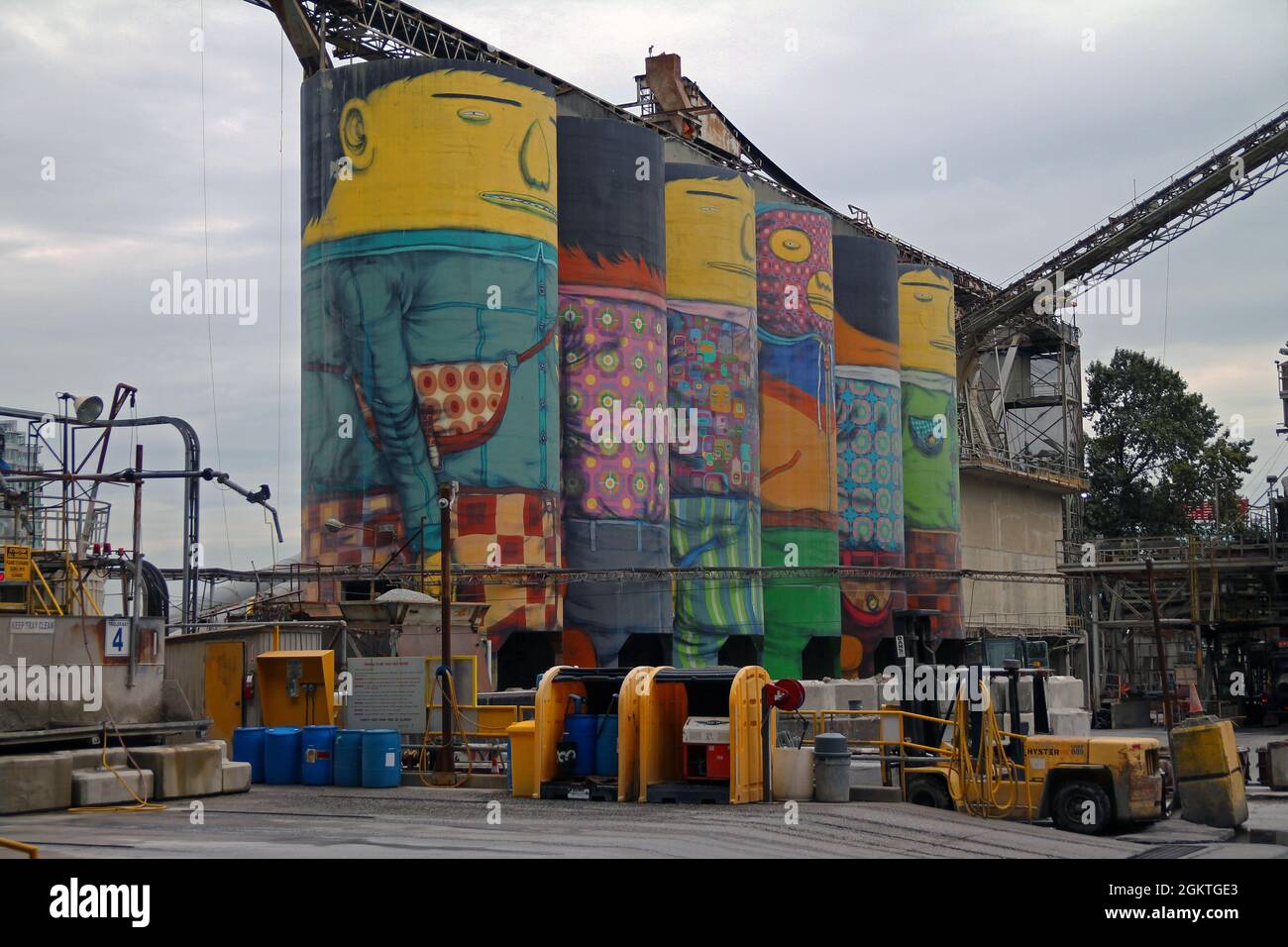 Géants sur Granville Island Silos sur béton océanique à Vancouver au Canada Banque D'Images