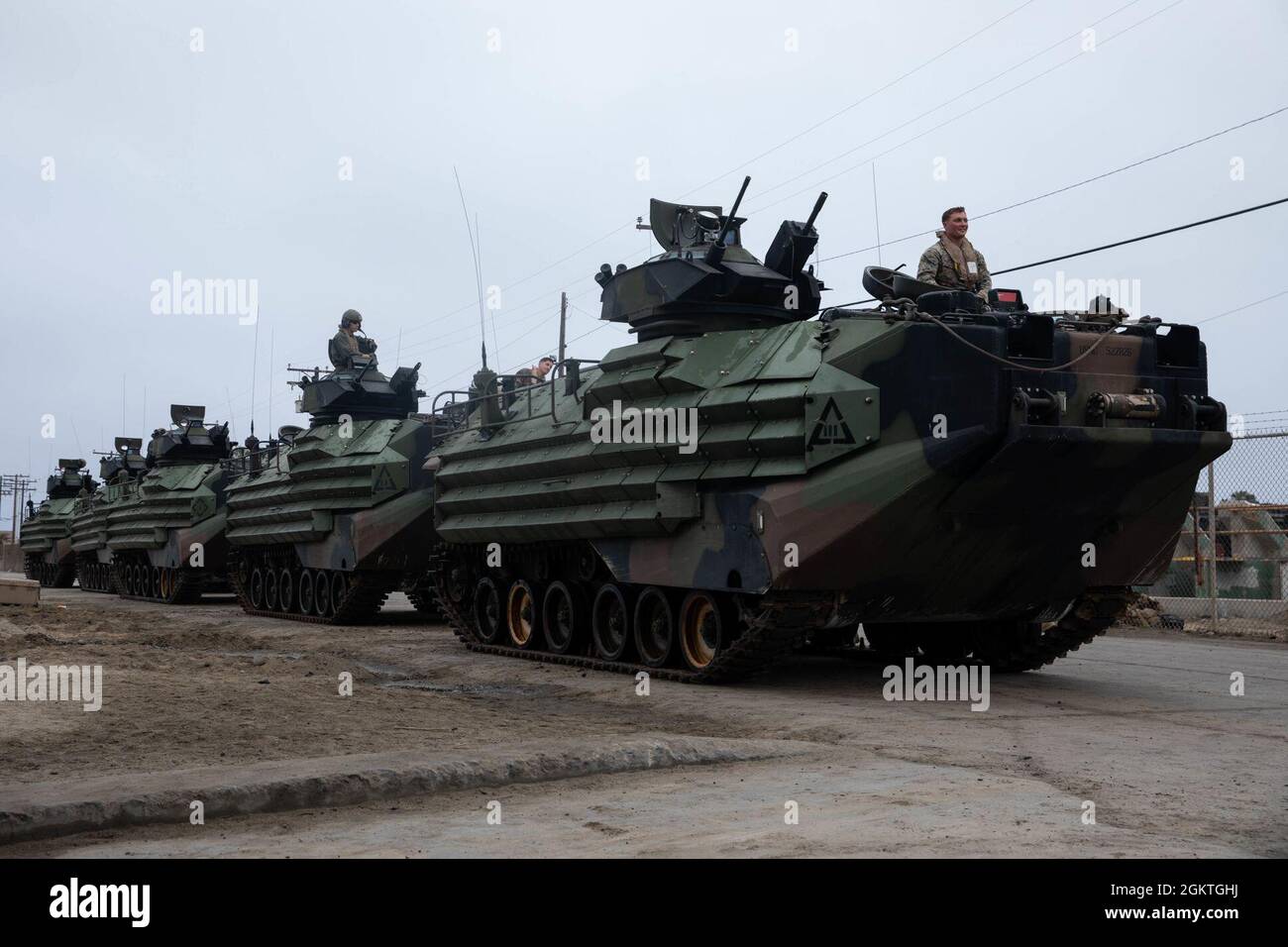 Les Marines des États-Unis, avec le bataillon d'assaut 3d Amphibian Battalion, 1re Division Marine, attendent de mener une formation sur les opérations d'eau dans les véhicules d'assaut amphibies AAV-P7/A1, au camp de base du corps des Marines Pendleton, Californie, le 29 juin 2021. La formation a été menée pour s'assurer que les Marines maîtrisent les procédures de sécurité pour les opérations d'eau. Banque D'Images