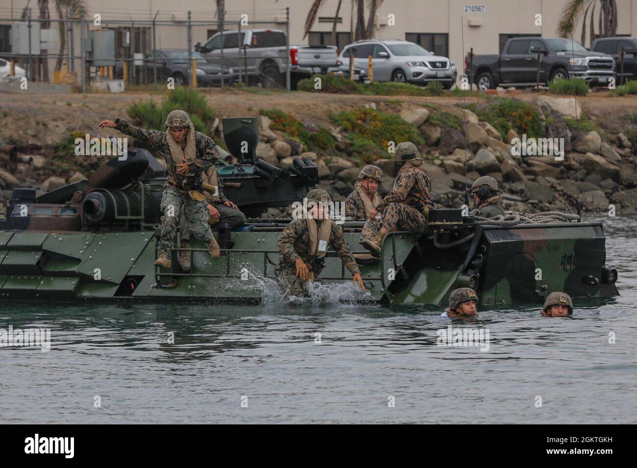 Marines des États-Unis avec Co. A, 1er Bataillon, 5e Régiment maritime, 1re Division marine (1er MARDIV) et Co. B, bataillon des amphibiens d'assaut 3d, 1er MARDIV, entrent dans le bassin de bateaux de Del Mar pendant l'entraînement de véhicule d'assaut amphibie AAV-P7/A1 au camp de base du corps maritime Pendleton, Californie, le 29 juin 2021. La formation a été menée pour s'assurer que les Marines maîtrisent les procédures de sécurité pour les opérations d'eau. Banque D'Images