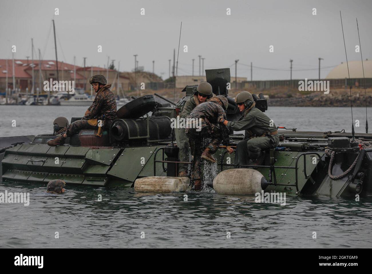 Les Marines des États-Unis avec la Co. A, 1er Bataillon, 5e Régiment maritime, 1re Division marine (1er MARDIV) et la Co. B, bataillon des amphibiens d'assaut 3d, 1er MARDIV, effectuent des exercices d'eau brute pendant un véhicule d'assaut amphibie AAV-P7/A1 au camp de base du corps maritime Pendleton, Californie, le 29 juin 2021. La formation a été menée pour s'assurer que les Marines maîtrisent les procédures de sécurité pour les opérations d'eau. Banque D'Images