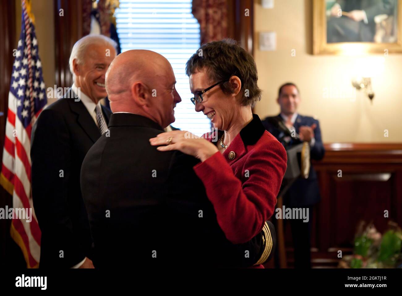 Le 6 octobre 2011, 'David Lienemann, le photographe du vice-président, a capturé ce moment d'amour alors que le capitaine Mark Kelly embrasse sa femme, la Représentante Gabrielle Giffords, après avoir reçu la Légion du mérite du vice-président. Gabrielle Giffords a été abattu dans la tête par un tireur en janvier et a progressé plus que ce que tout le monde aurait pu imaginer. » (Photo officielle de la Maison Blanche par David Lienemann) cette photo officielle de la Maison Blanche est disponible uniquement pour publication par les organismes de presse et/ou pour impression personnelle par le(s) sujet(s) de la photo. La photographie ne peut pas être manipulée dans Banque D'Images