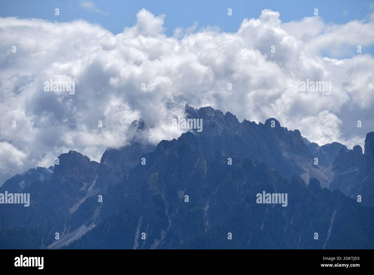Gros plan du groupe Baranci fortement couvert de nuages Banque D'Images