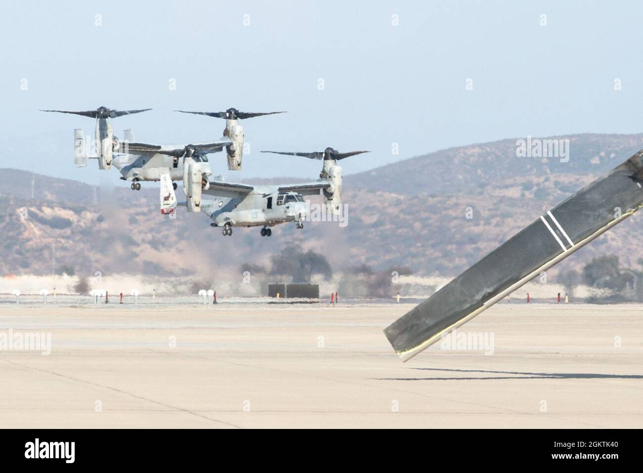 L'avion phare avec le Marine Medium Tiltrotor Squadron (VMM) 166, Marine Aircraft Group 16, 3e Escadre Marine Aircraft, touche à la suite du dernier vol de l'escadron sur la Marine corps Air Station Miramar (Californie), le 30 juin 2021. Le VMM-166 a effectué son dernier vol en vue de sa désactivation conformément à la Force Design 2030, qui est un plan qui permettra au corps des Marines d’être prêt à faire office de force expéditionnaire navale en état de préparation du pays. Banque D'Images