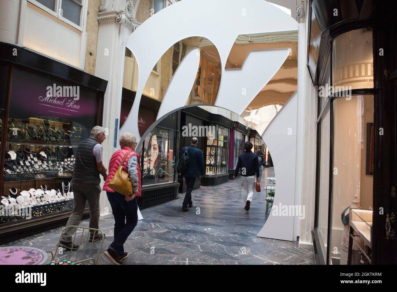 Londres, Royaume-Uni, 15 septembre 2021 : avec la sortie du nouveau film James Bond No Time To Die dans les cinémas du Royaume-Uni le 30 septembre, Burlington Arcade de Mayfair est dans l'ambiance avec un tunnel en miroir et une signalisation Gold 007. Après des retards répétés dans la diffusion, les cinémas espèrent que le film de grande envergure redonnera le public dans les salles. Anna Watson/Alay Live News Banque D'Images