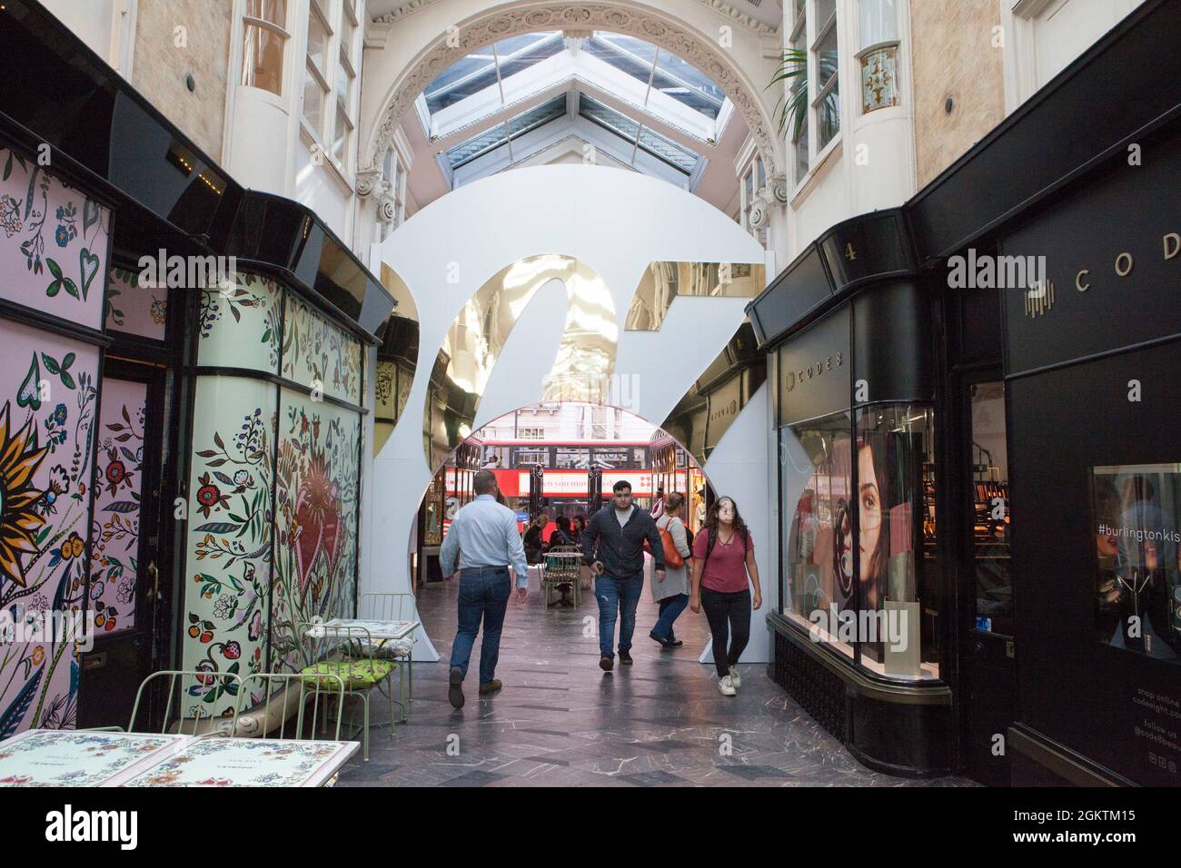 Londres, Royaume-Uni, 15 septembre 2021 : avec la sortie du nouveau film James Bond No Time To Die dans les cinémas du Royaume-Uni le 30 septembre, Burlington Arcade de Mayfair est dans l'ambiance avec un tunnel en miroir et une signalisation Gold 007. Après des retards répétés dans la diffusion, les cinémas espèrent que le film de grande envergure redonnera le public dans les salles. Anna Watson/Alay Live News Banque D'Images